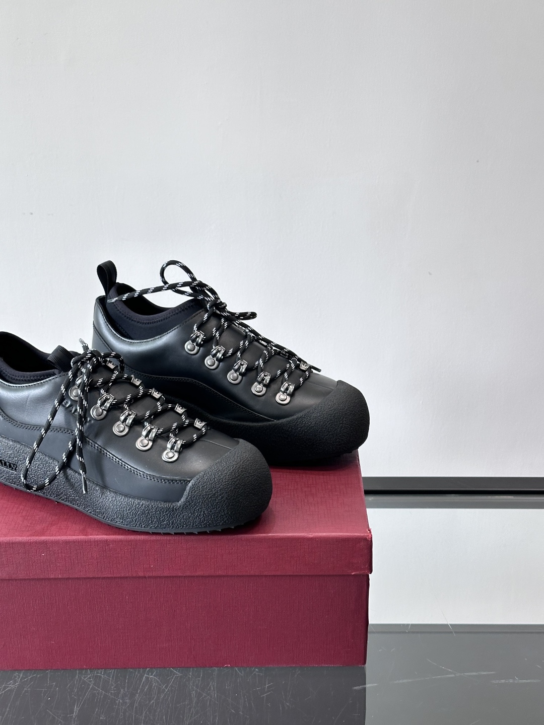 Bally 秋冬Modular Curling Boot雪地靴，黑色皮革+弹力鞋套，双色鞋带超有户外感！