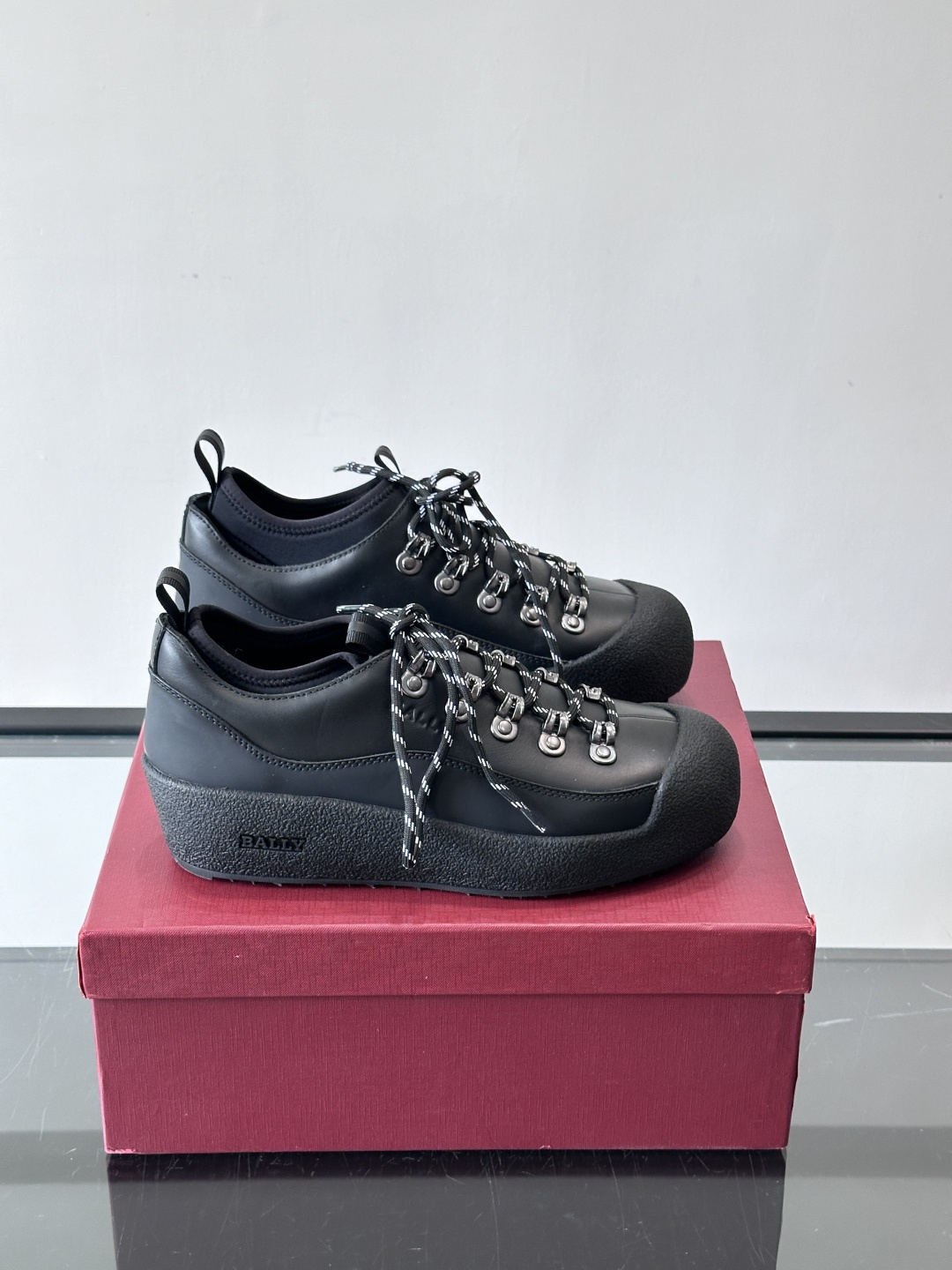 Bally 秋冬Modular Curling Boot雪地靴，黑色皮革+弹力鞋套，双色鞋带超有户外感！