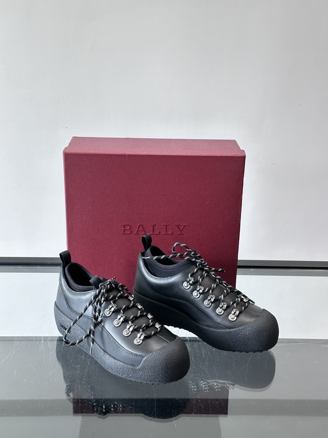 Bally 秋冬Modular Curling Boot雪地靴，黑色皮革+弹力鞋套，双色鞋带超有户外感！