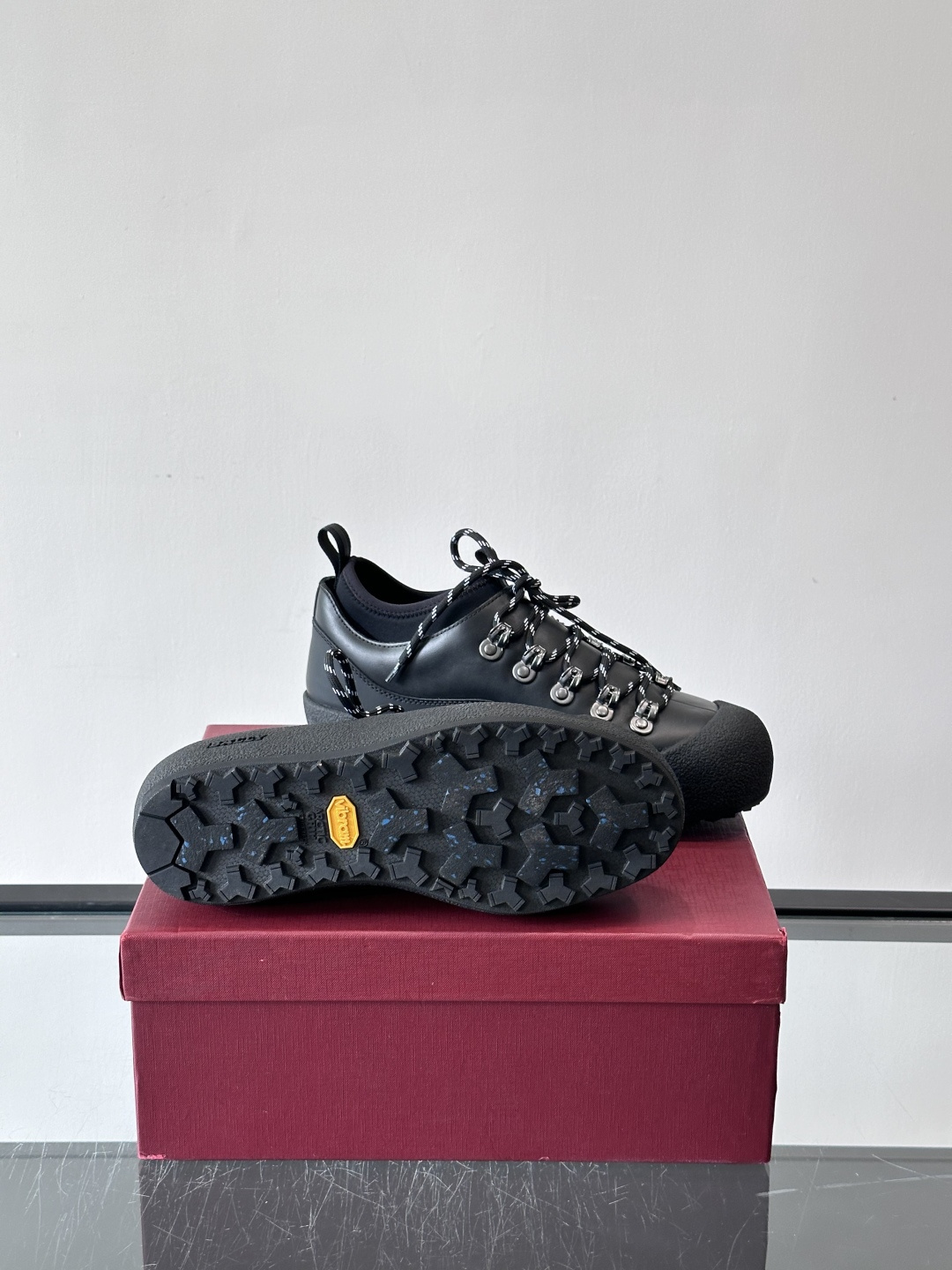 Bally 秋冬Modular Curling Boot雪地靴，黑色皮革+弹力鞋套，双色鞋带超有户外感！