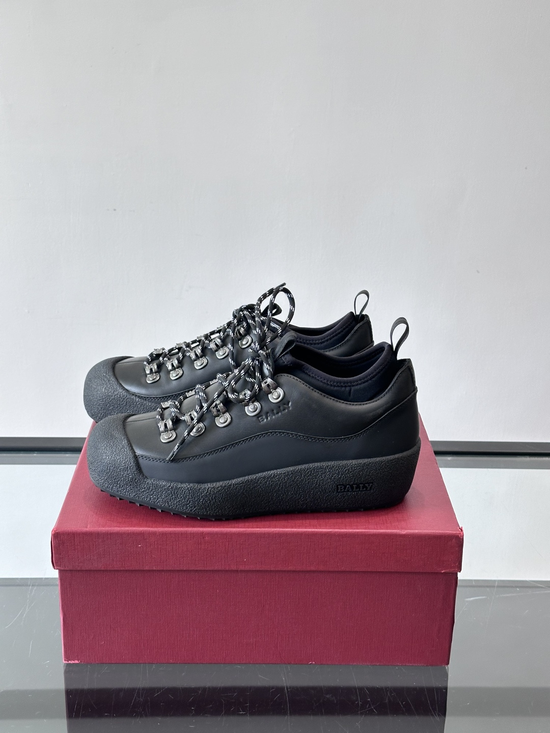 Bally 秋冬Modular Curling Boot雪地靴，黑色皮革+弹力鞋套，双色鞋带超有户外感！