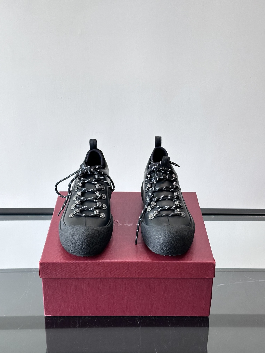 Bally 秋冬Modular Curling Boot雪地靴，黑色皮革+弹力鞋套，双色鞋带超有户外感！