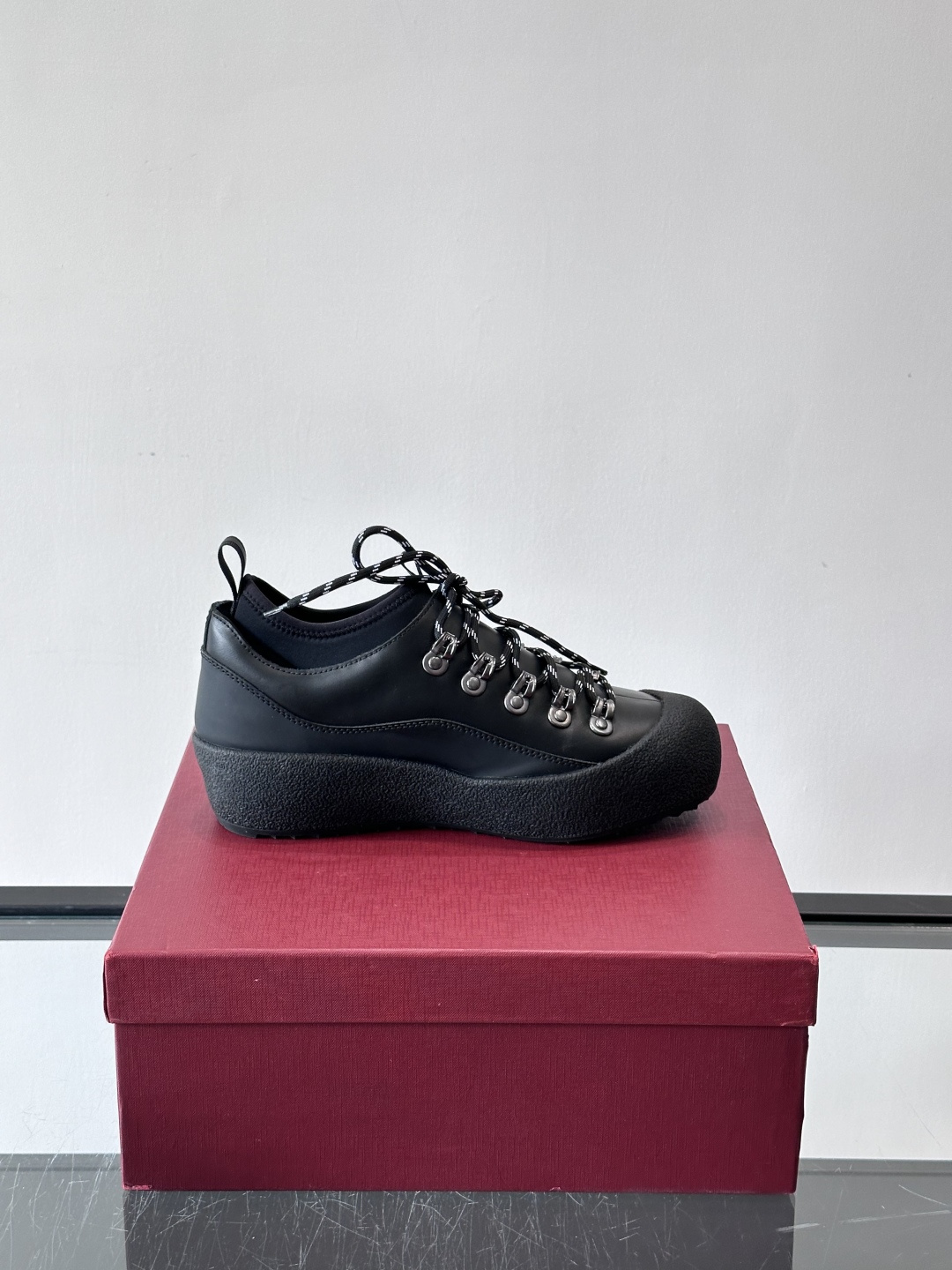 Bally 秋冬Modular Curling Boot雪地靴，黑色皮革+弹力鞋套，双色鞋带超有户外感！