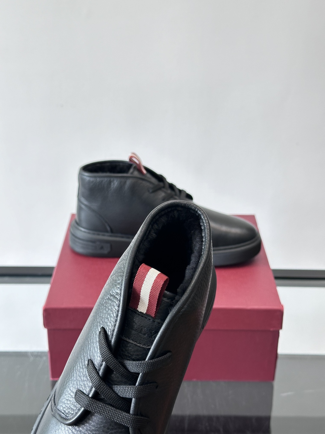 Bally黑色高邦皮鞋休闲鞋，选用柔软头层牛皮，荔枝纹理质感满分，耐磨又高级。EVA轻质橡胶+TPU防滑