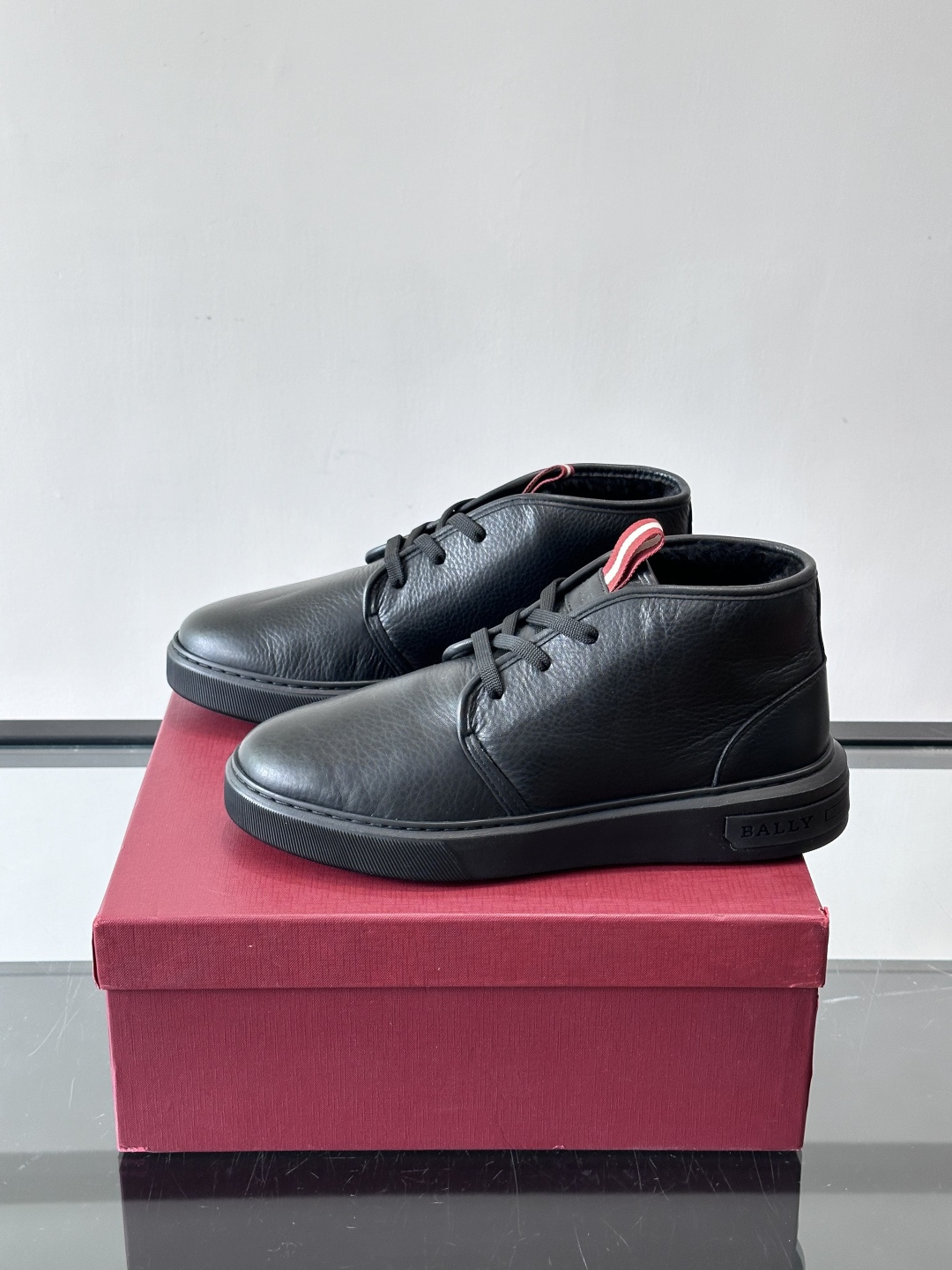 Bally黑色高邦皮鞋休闲鞋，选用柔软头层牛皮，荔枝纹理质感满分，耐磨又高级。EVA轻质橡胶+TPU防滑