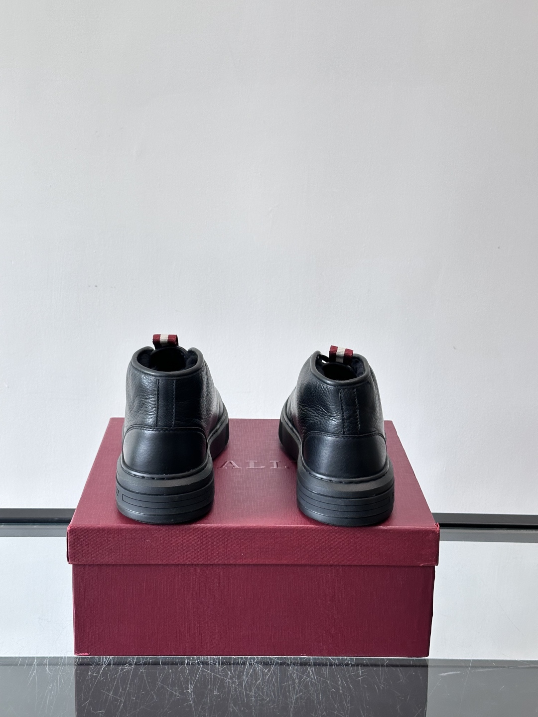 Bally黑色高邦皮鞋休闲鞋，选用柔软头层牛皮，荔枝纹理质感满分，耐磨又高级。EVA轻质橡胶+TPU防滑