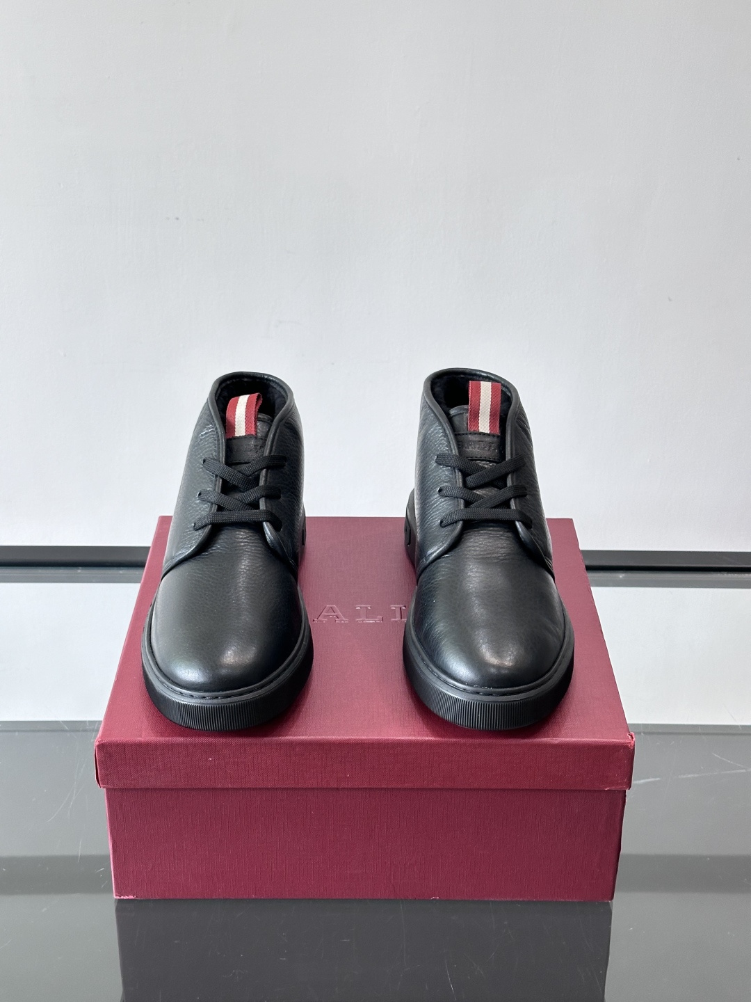 Bally黑色高邦皮鞋休闲鞋，选用柔软头层牛皮，荔枝纹理质感满分，耐磨又高级。EVA轻质橡胶+TPU防滑