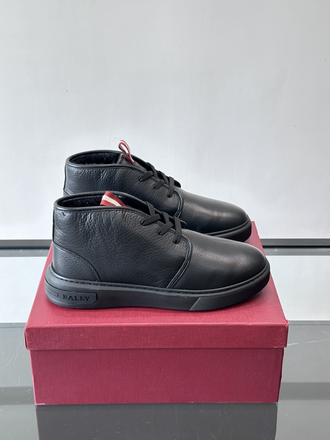 Bally黑色高邦皮鞋休闲鞋，选用柔软头层牛皮，荔枝纹理质感满分，耐磨又高级。EVA轻质橡胶+TPU防滑