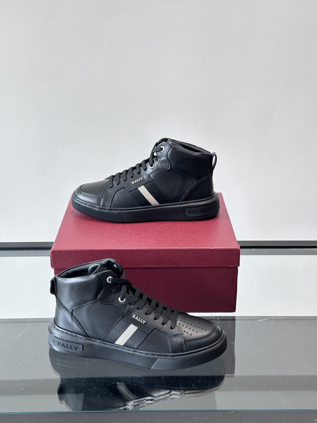 BALLY这款高帮休闲鞋，选用进口柔软小牛皮，鞋面有透气孔，内里是黑色小牛皮，穿着超舒适！鞋底用EVA+