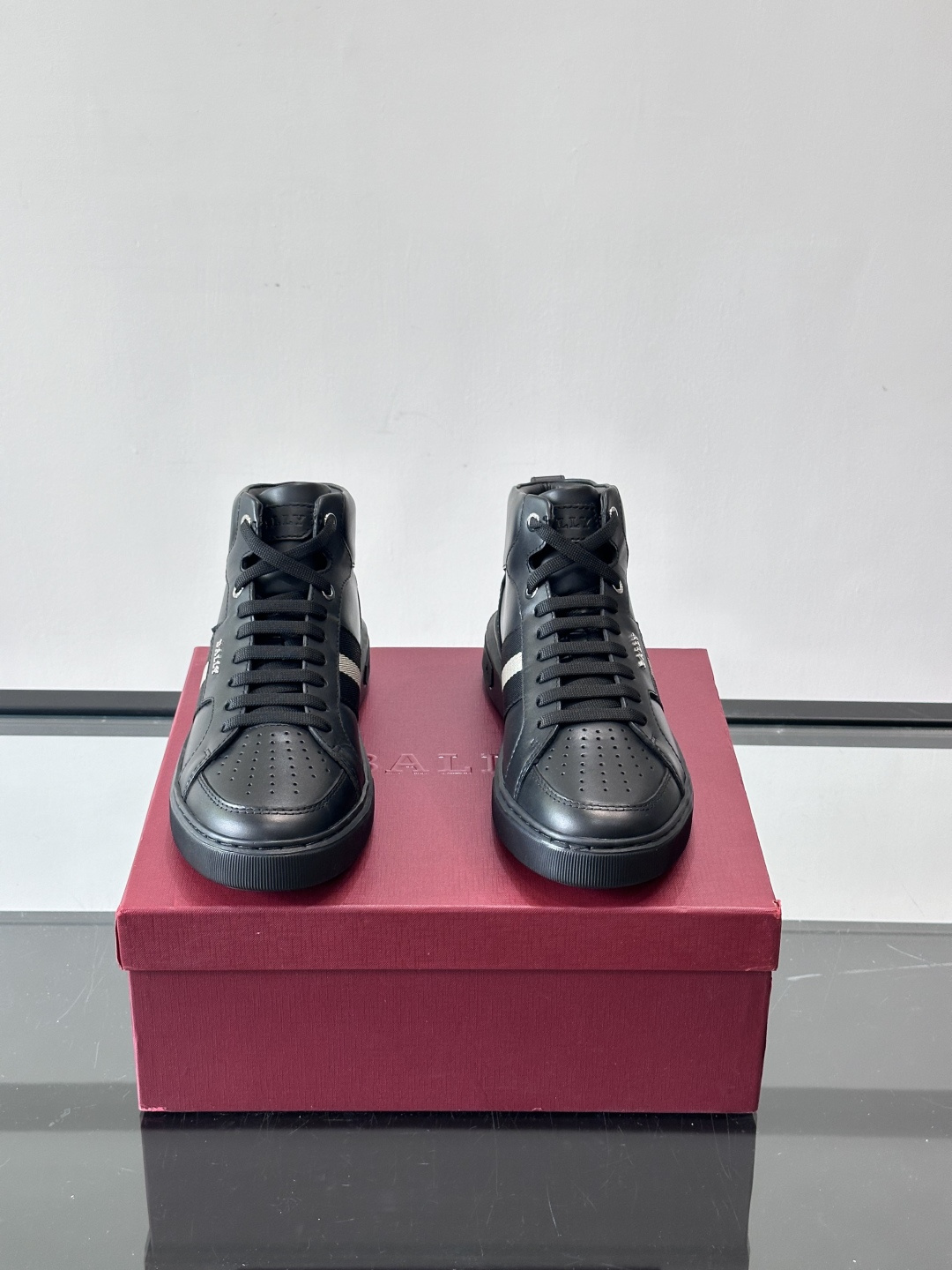 BALLY这款高帮休闲鞋，选用进口柔软小牛皮，鞋面有透气孔，内里是黑色小牛皮，穿着超舒适！鞋底用EVA+