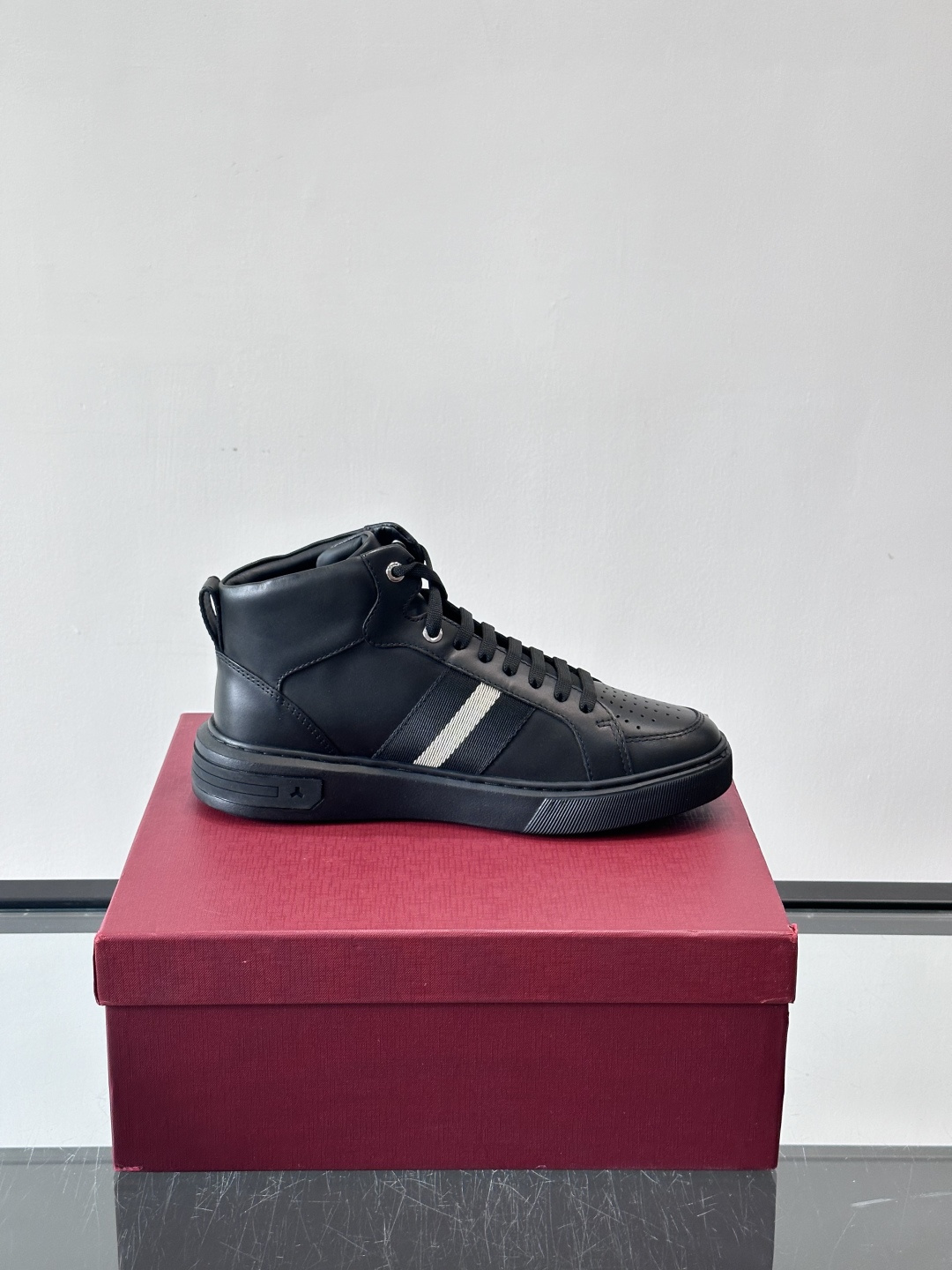 BALLY这款高帮休闲鞋，选用进口柔软小牛皮，鞋面有透气孔，内里是黑色小牛皮，穿着超舒适！鞋底用EVA+