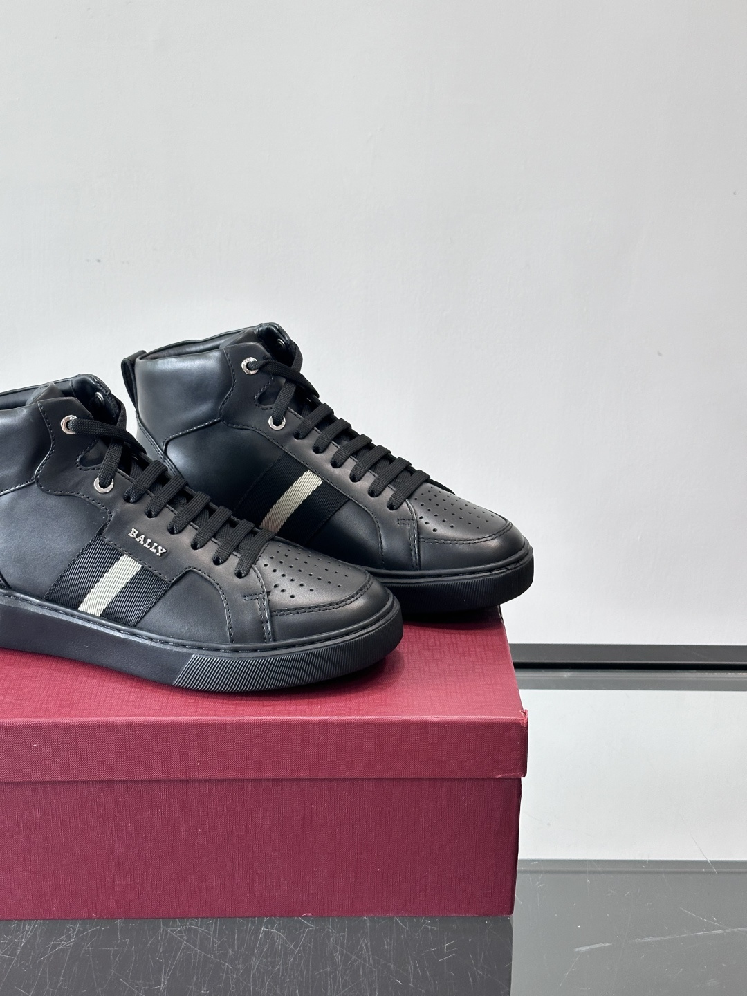 BALLY这款高帮休闲鞋，选用进口柔软小牛皮，鞋面有透气孔，内里是黑色小牛皮，穿着超舒适！鞋底用EVA+