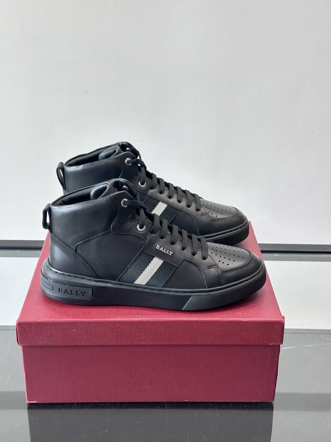 BALLY这款高帮休闲鞋，选用进口柔软小牛皮，鞋面有透气孔，内里是黑色小牛皮，穿着超舒适！鞋底用EVA+