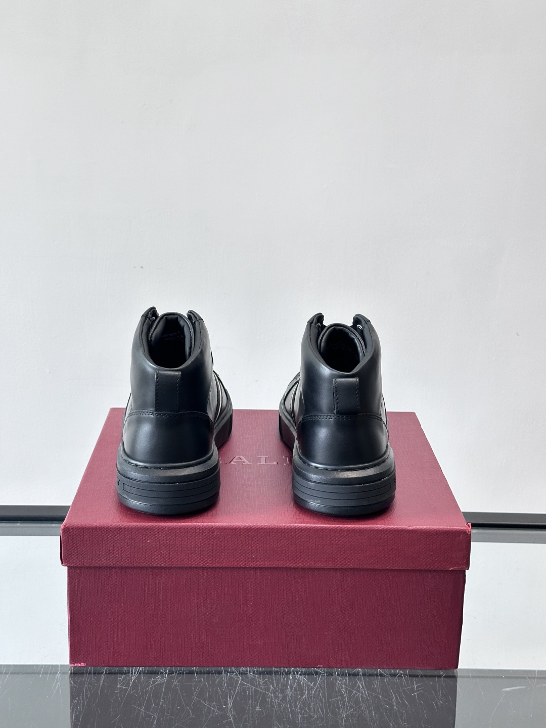 BALLY这款高帮休闲鞋，选用进口柔软小牛皮，鞋面有透气孔，内里是黑色小牛皮，穿着超舒适！鞋底用EVA+