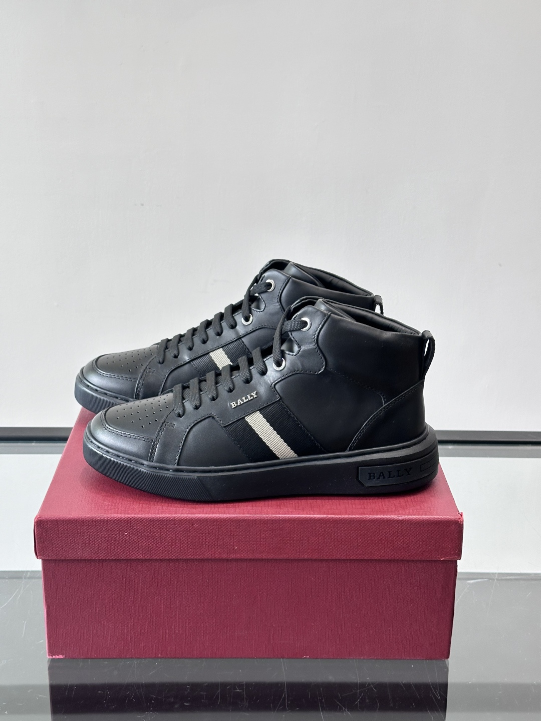 BALLY这款高帮休闲鞋，选用进口柔软小牛皮，鞋面有透气孔，内里是黑色小牛皮，穿着超舒适！鞋底用EVA+