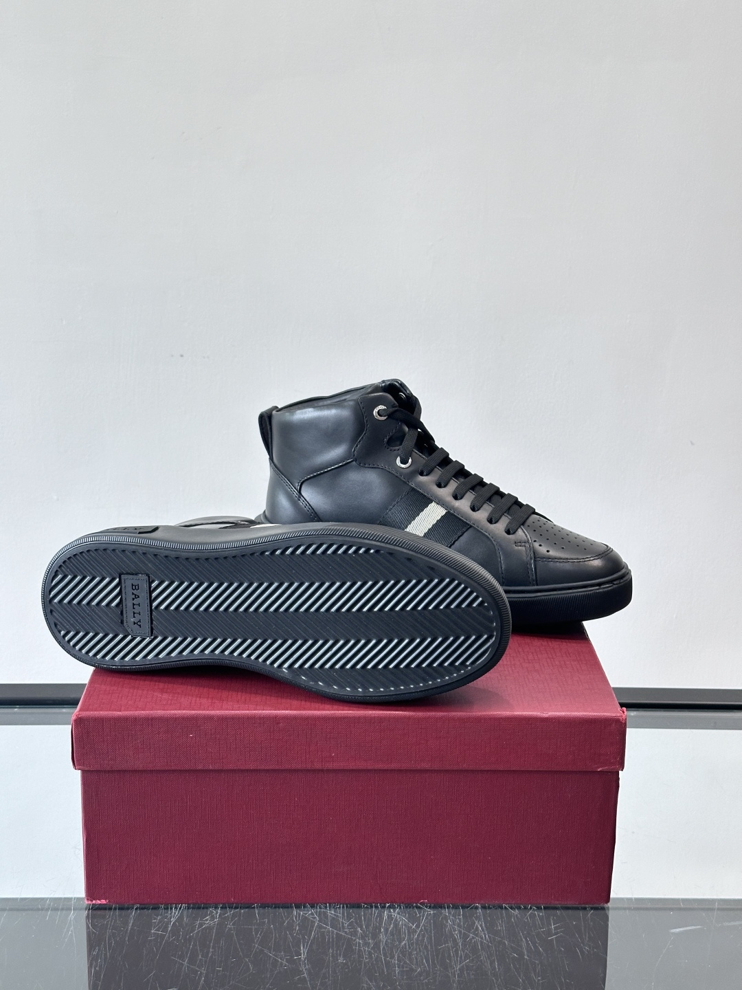 BALLY这款高帮休闲鞋，选用进口柔软小牛皮，鞋面有透气孔，内里是黑色小牛皮，穿着超舒适！鞋底用EVA+