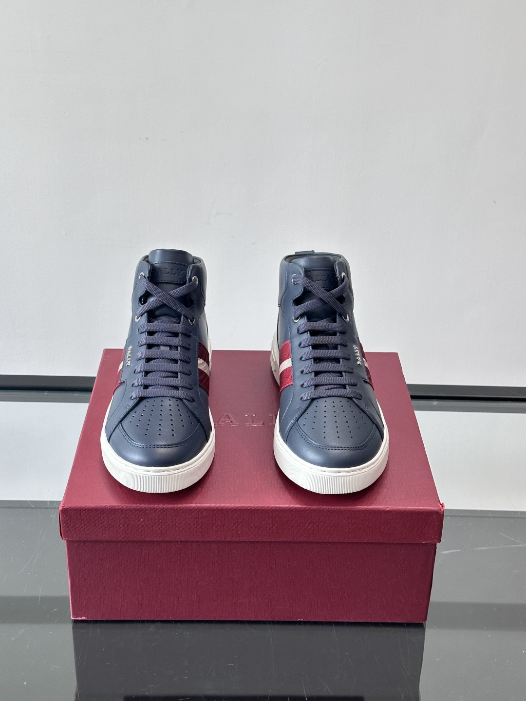 BALLY这款高帮休闲鞋，选用进口柔软小牛皮，鞋面有透气孔，内里是黑色小牛皮，穿着超舒适！鞋底用EVA+