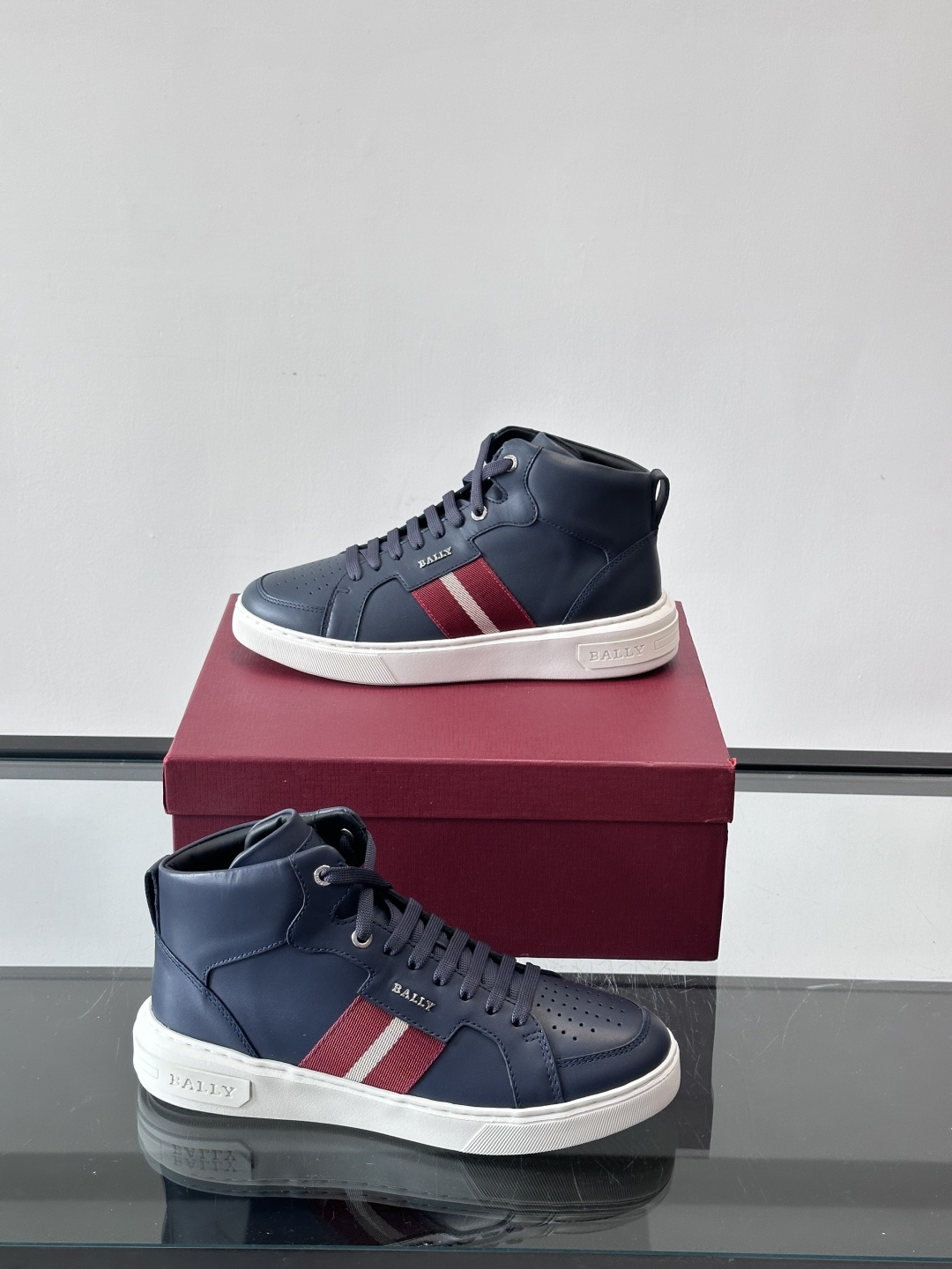 BALLY这款高帮休闲鞋，选用进口柔软小牛皮，鞋面有透气孔，内里是黑色小牛皮，穿着超舒适！鞋底用EVA+