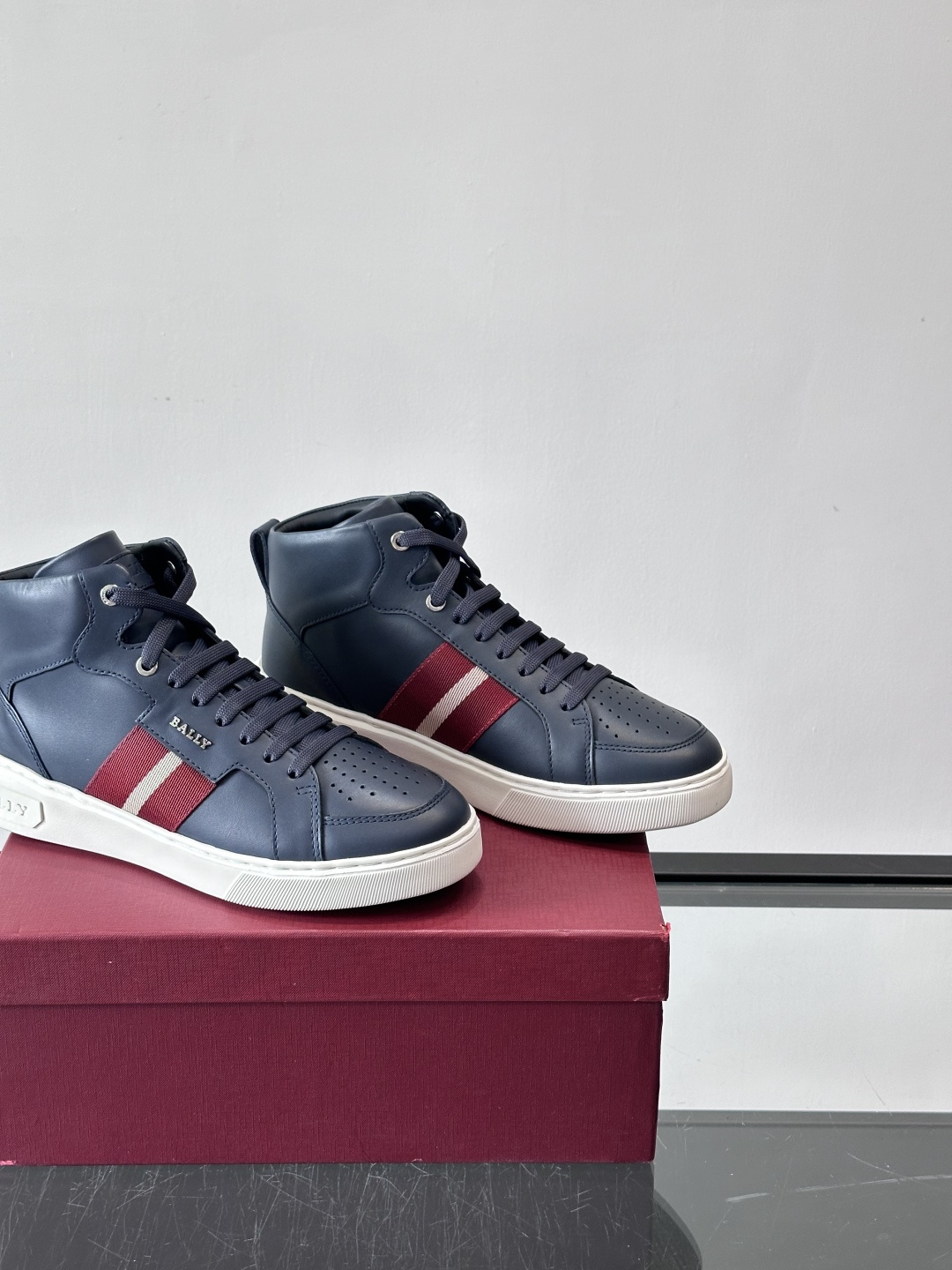 BALLY这款高帮休闲鞋，选用进口柔软小牛皮，鞋面有透气孔，内里是黑色小牛皮，穿着超舒适！鞋底用EVA+