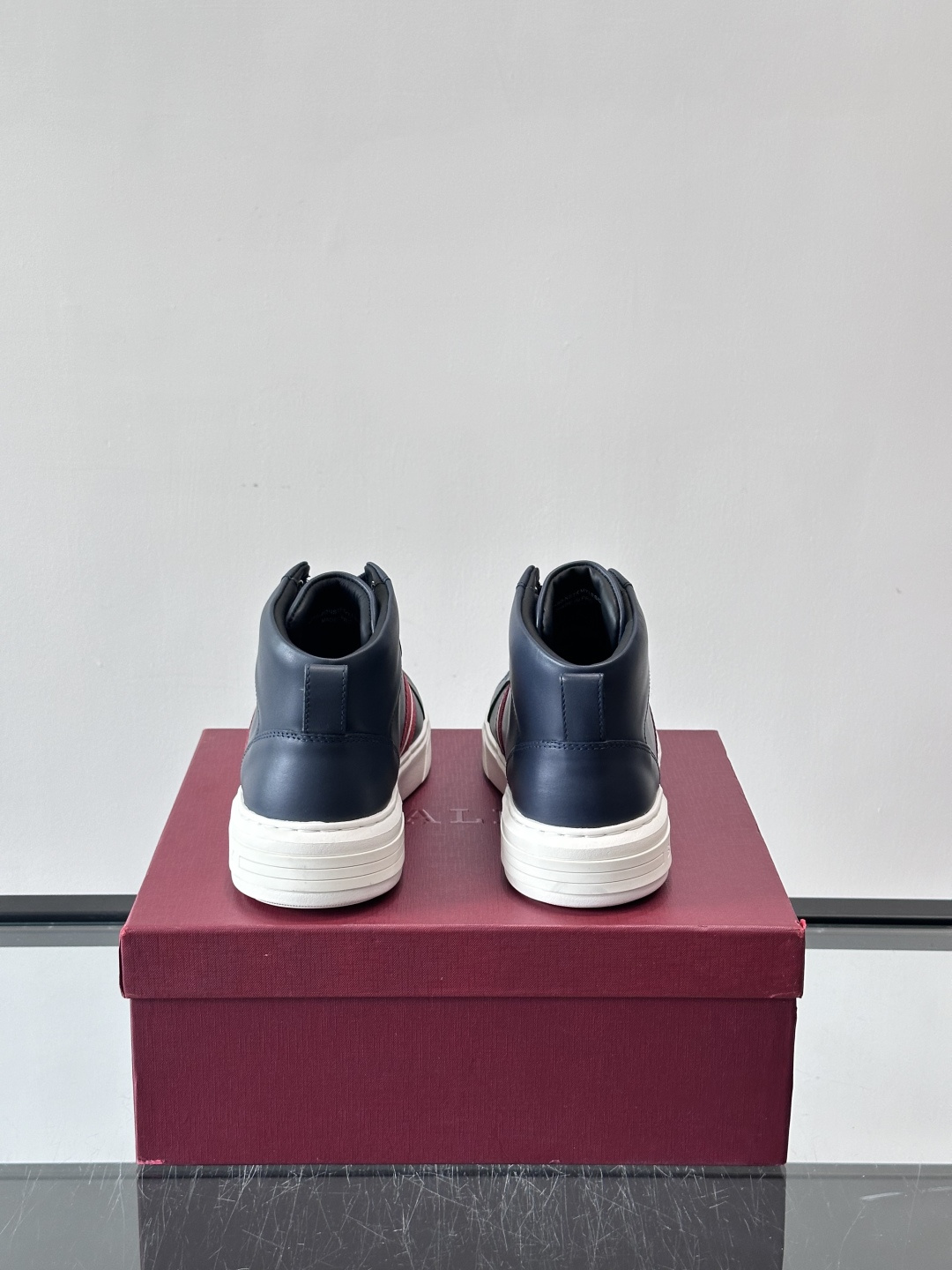 BALLY这款高帮休闲鞋，选用进口柔软小牛皮，鞋面有透气孔，内里是黑色小牛皮，穿着超舒适！鞋底用EVA+