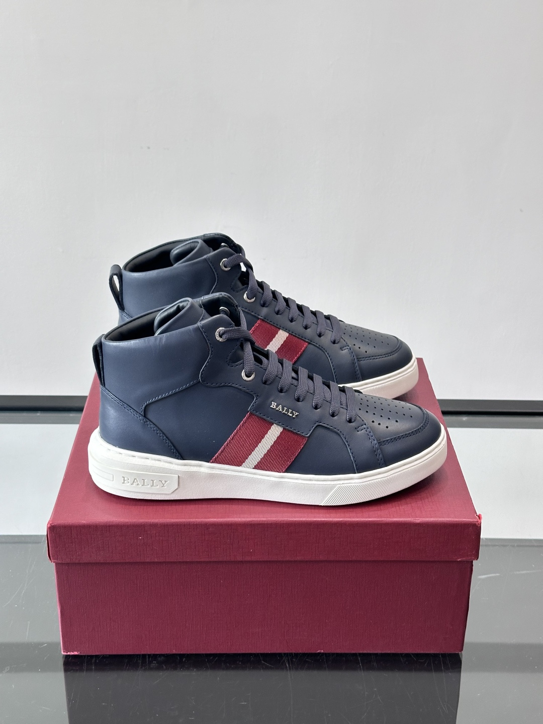 BALLY这款高帮休闲鞋，选用进口柔软小牛皮，鞋面有透气孔，内里是黑色小牛皮，穿着超舒适！鞋底用EVA+