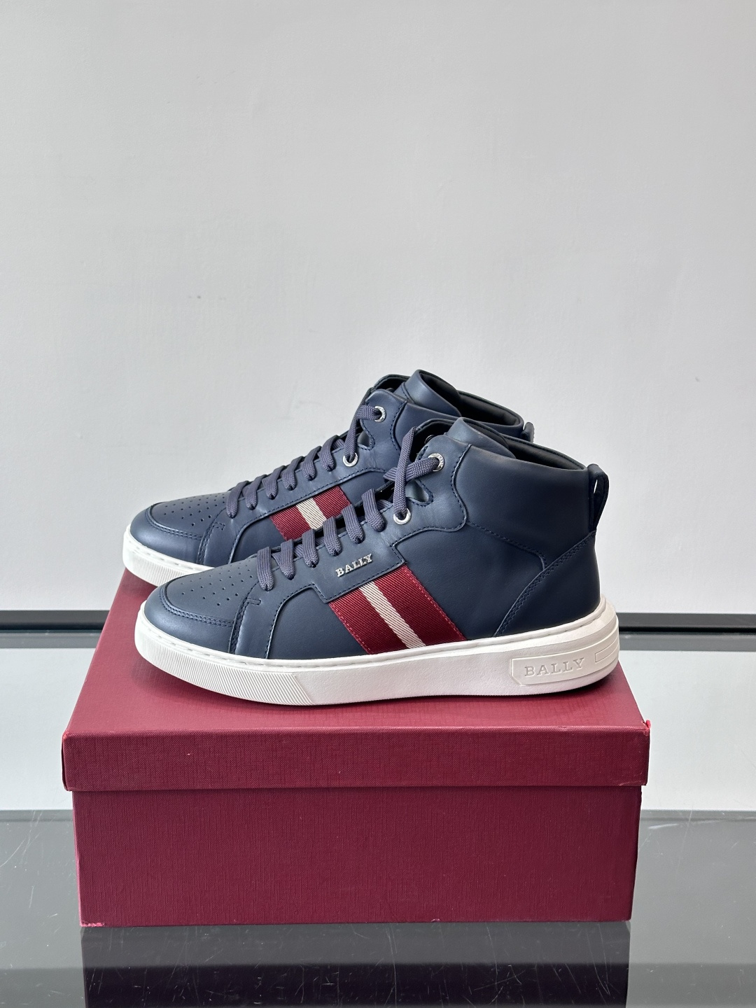 BALLY这款高帮休闲鞋，选用进口柔软小牛皮，鞋面有透气孔，内里是黑色小牛皮，穿着超舒适！鞋底用EVA+