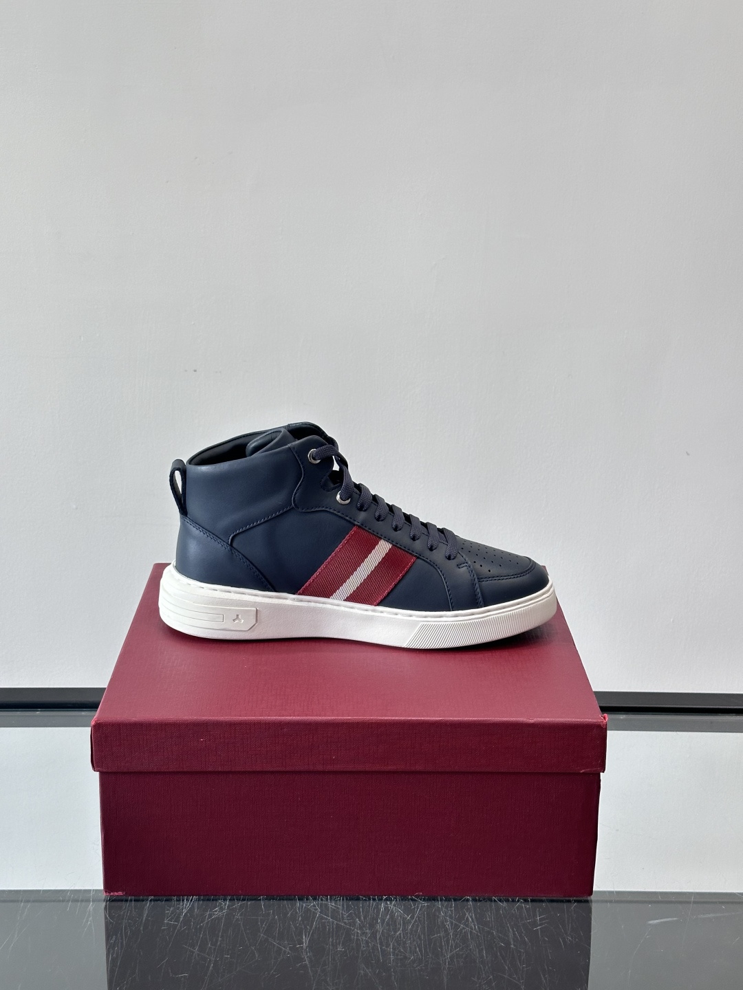 BALLY这款高帮休闲鞋，选用进口柔软小牛皮，鞋面有透气孔，内里是黑色小牛皮，穿着超舒适！鞋底用EVA+