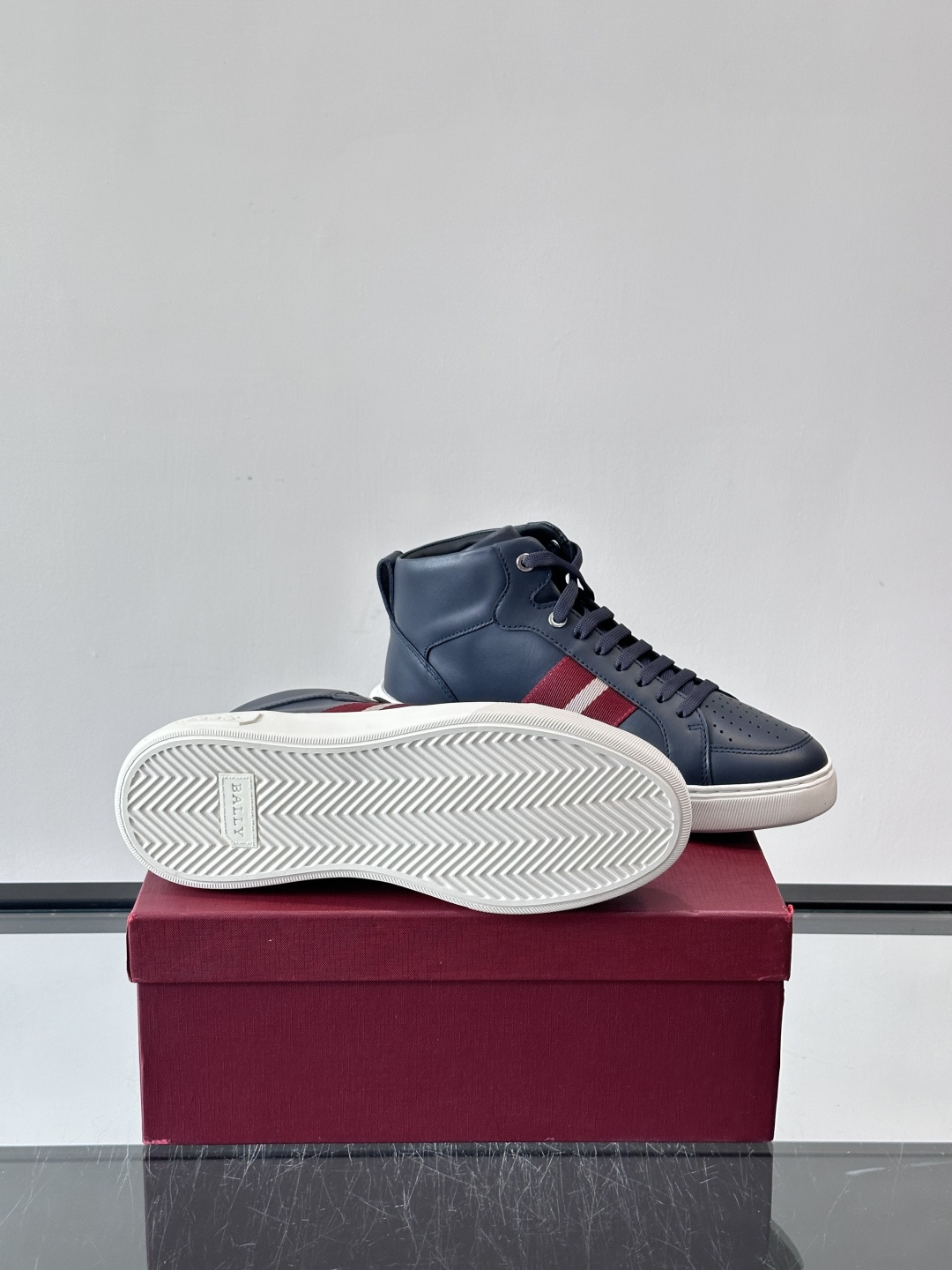 BALLY这款高帮休闲鞋，选用进口柔软小牛皮，鞋面有透气孔，内里是黑色小牛皮，穿着超舒适！鞋底用EVA+