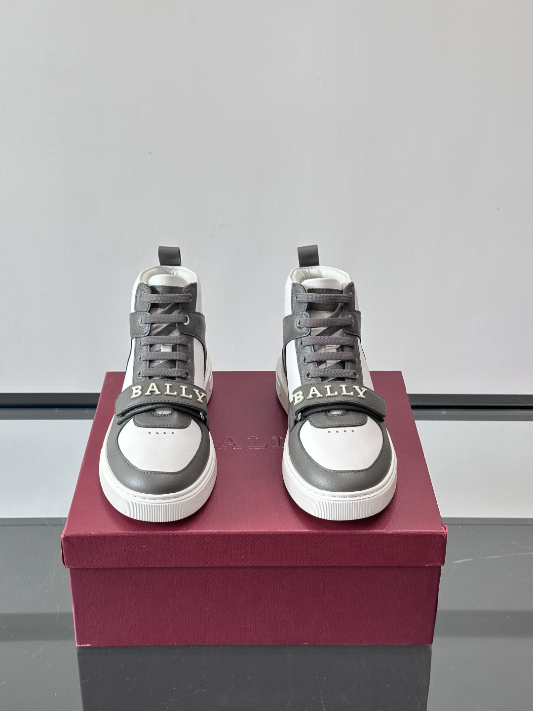 Bally Merryk高帮运动鞋，瑞士奢侈品牌出品，全皮材质，柔软舒适，鞋面简约+字母条带，时尚感满分