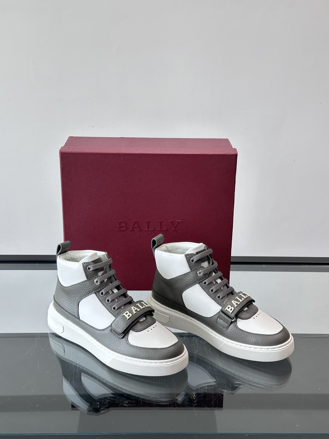 Bally Merryk高帮运动鞋，瑞士奢侈品牌出品，全皮材质，柔软舒适，鞋面简约+字母条带，时尚感满分