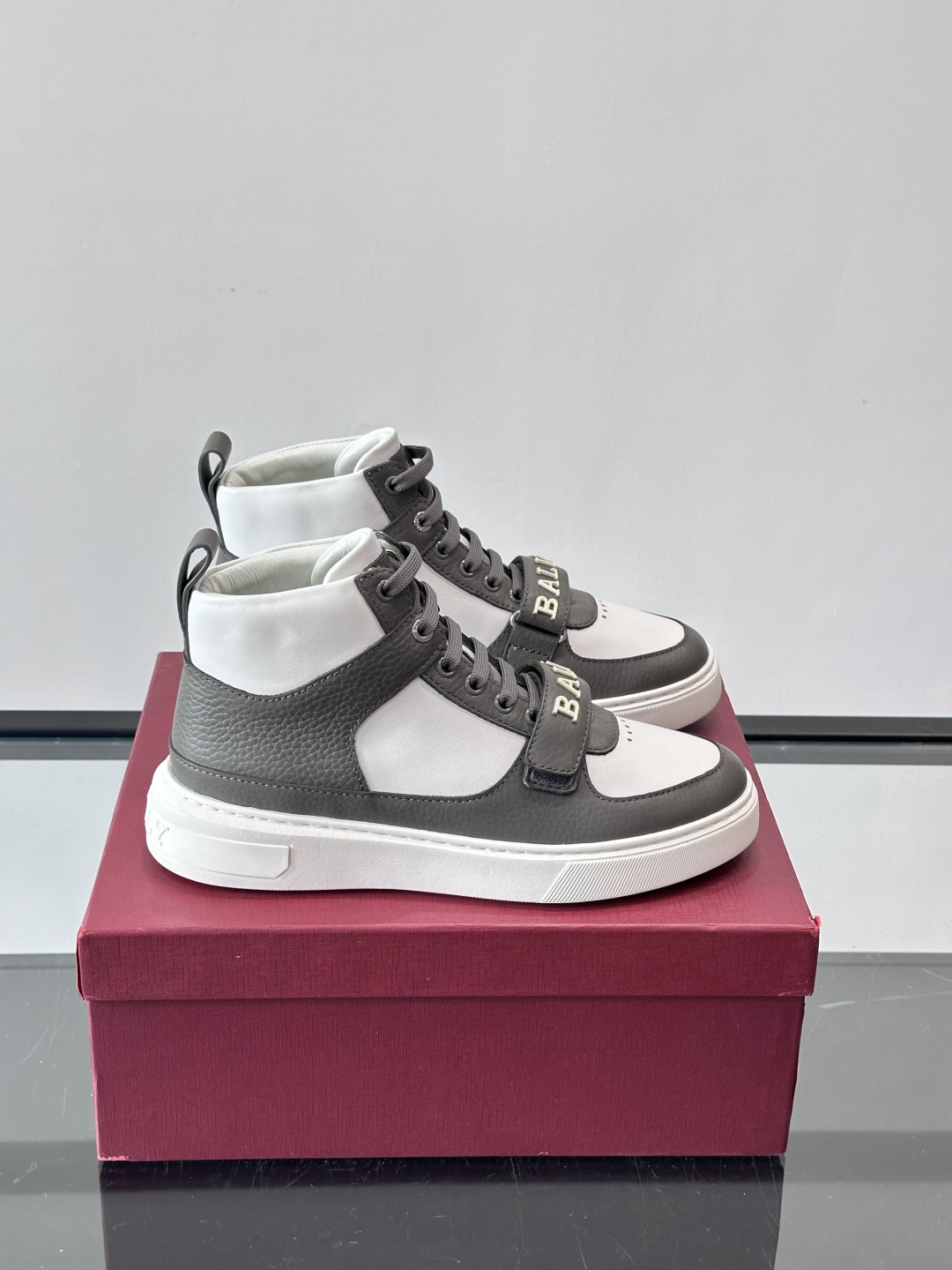 Bally Merryk高帮运动鞋，瑞士奢侈品牌出品，全皮材质，柔软舒适，鞋面简约+字母条带，时尚感满分