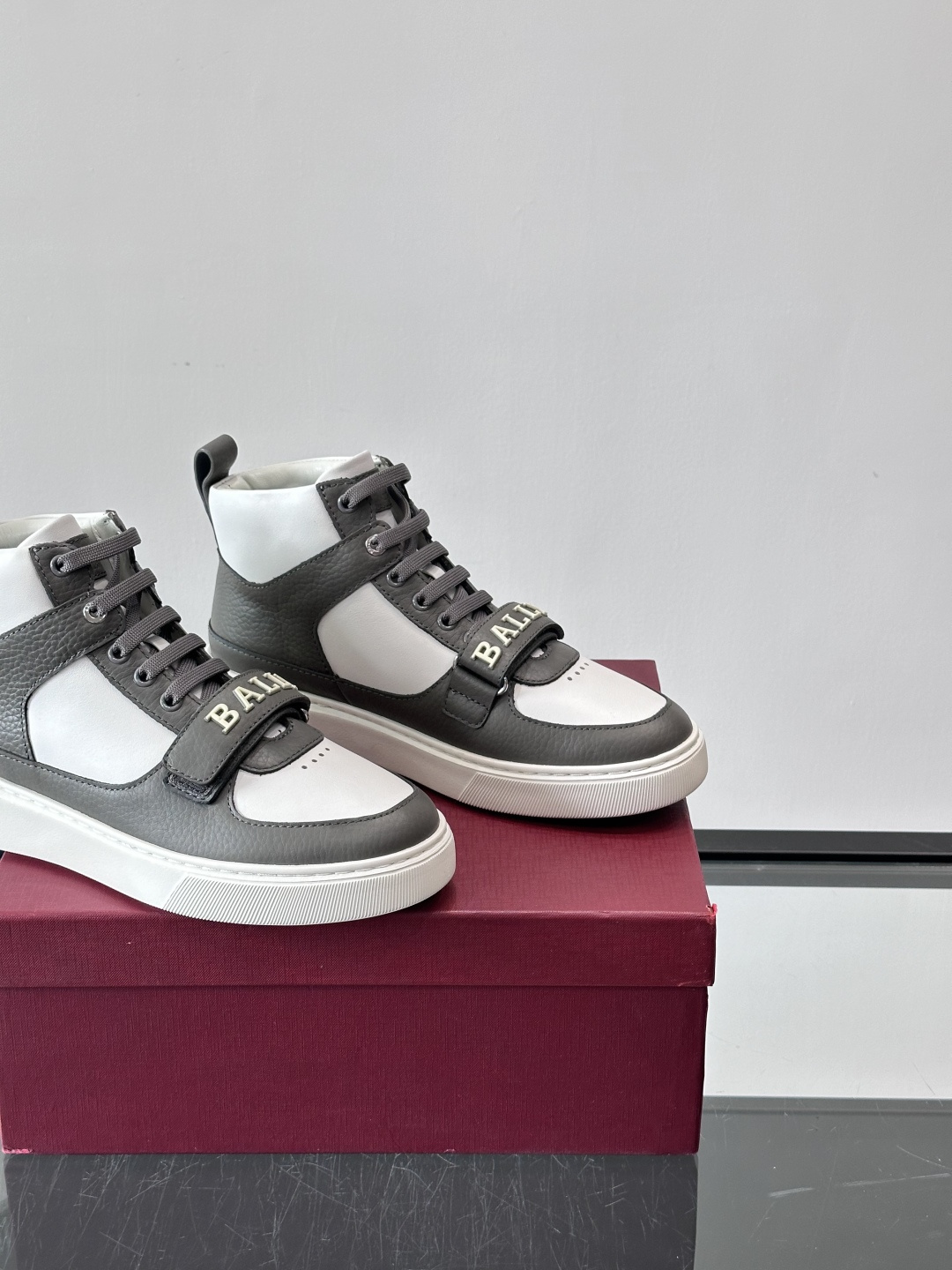 Bally Merryk高帮运动鞋，瑞士奢侈品牌出品，全皮材质，柔软舒适，鞋面简约+字母条带，时尚感满分