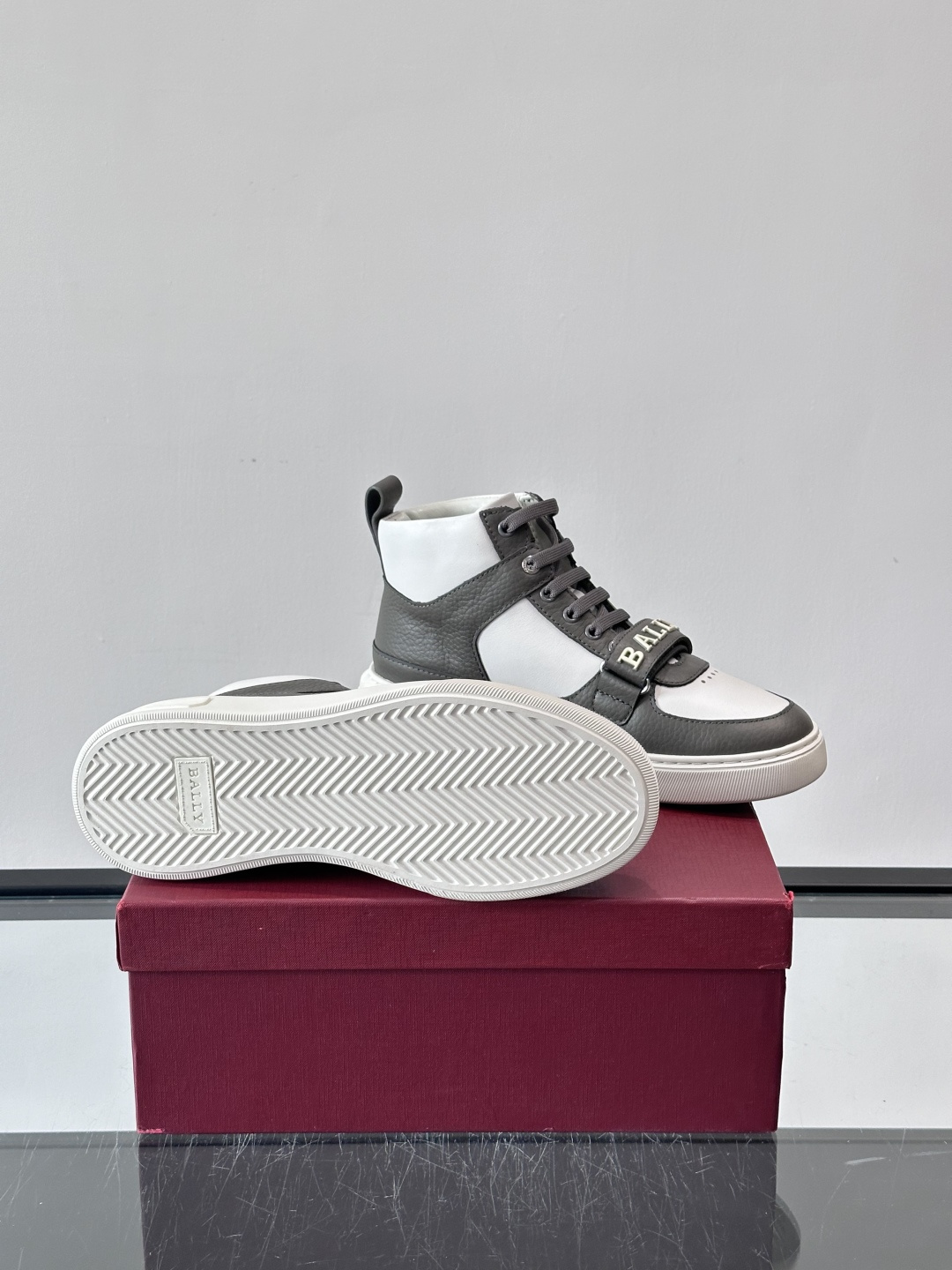 Bally Merryk高帮运动鞋，瑞士奢侈品牌出品，全皮材质，柔软舒适，鞋面简约+字母条带，时尚感满分