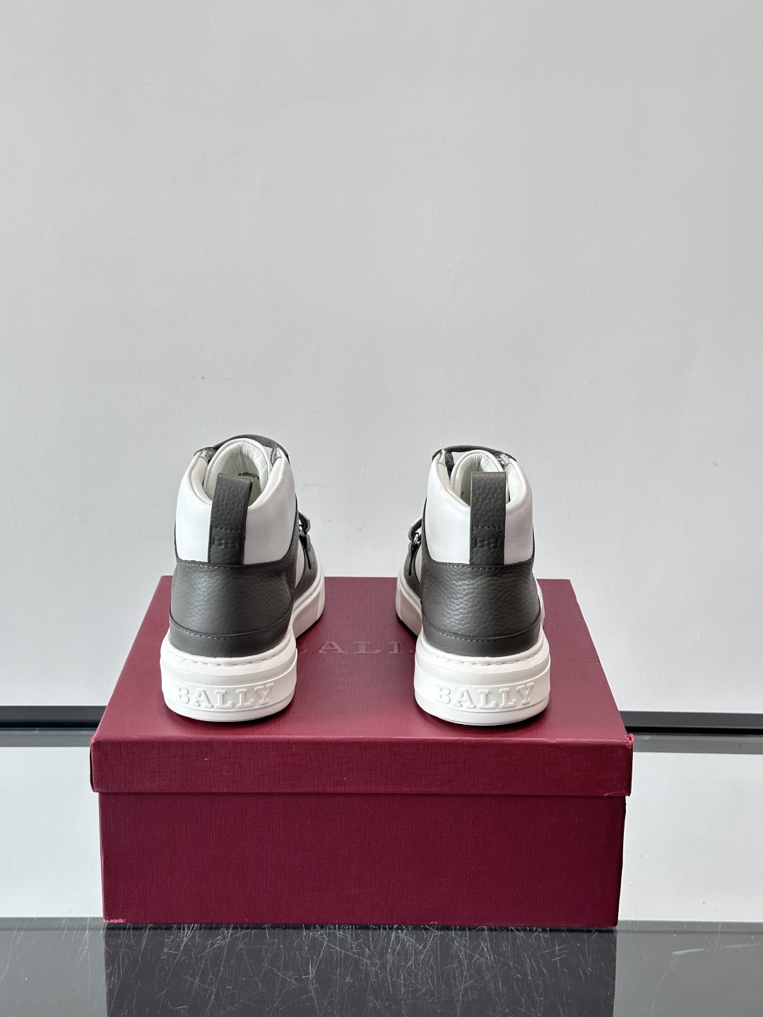 Bally Merryk高帮运动鞋，瑞士奢侈品牌出品，全皮材质，柔软舒适，鞋面简约+字母条带，时尚感满分