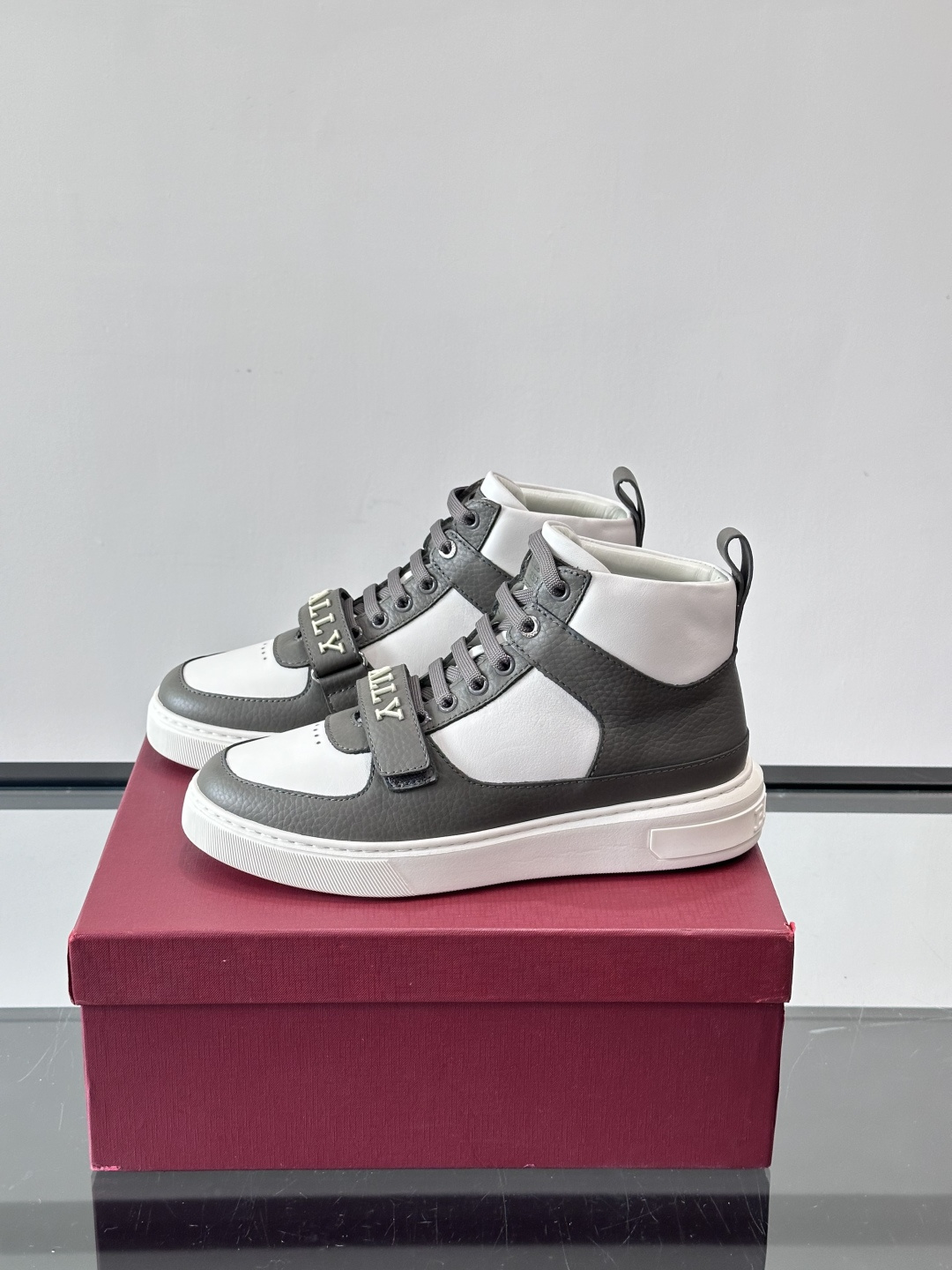 Bally Merryk高帮运动鞋，瑞士奢侈品牌出品，全皮材质，柔软舒适，鞋面简约+字母条带，时尚感满分