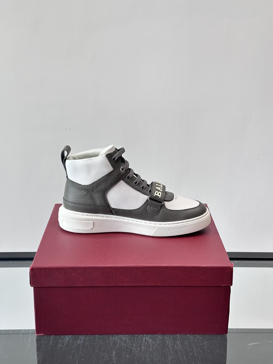 Bally Merryk高帮运动鞋，瑞士奢侈品牌出品，全皮材质，柔软舒适，鞋面简约+字母条带，时尚感满分