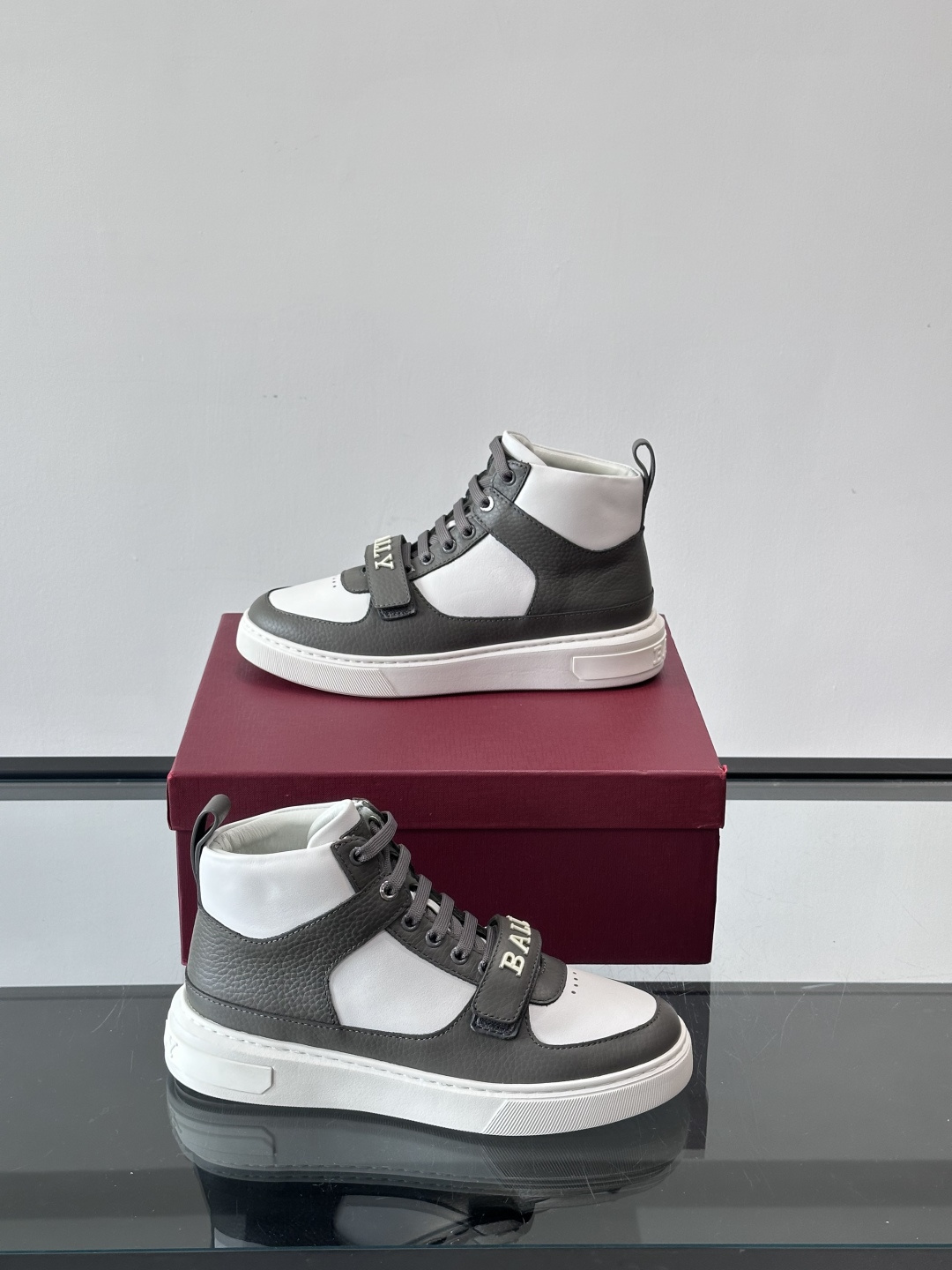 Bally Merryk高帮运动鞋，瑞士奢侈品牌出品，全皮材质，柔软舒适，鞋面简约+字母条带，时尚感满分