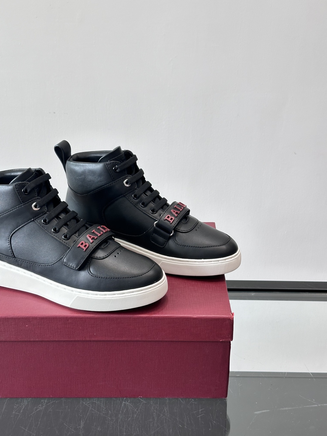 Bally Merryk高帮运动鞋，瑞士奢侈品牌出品，全皮材质，柔软舒适，鞋面简约+字母条带，时尚感满分