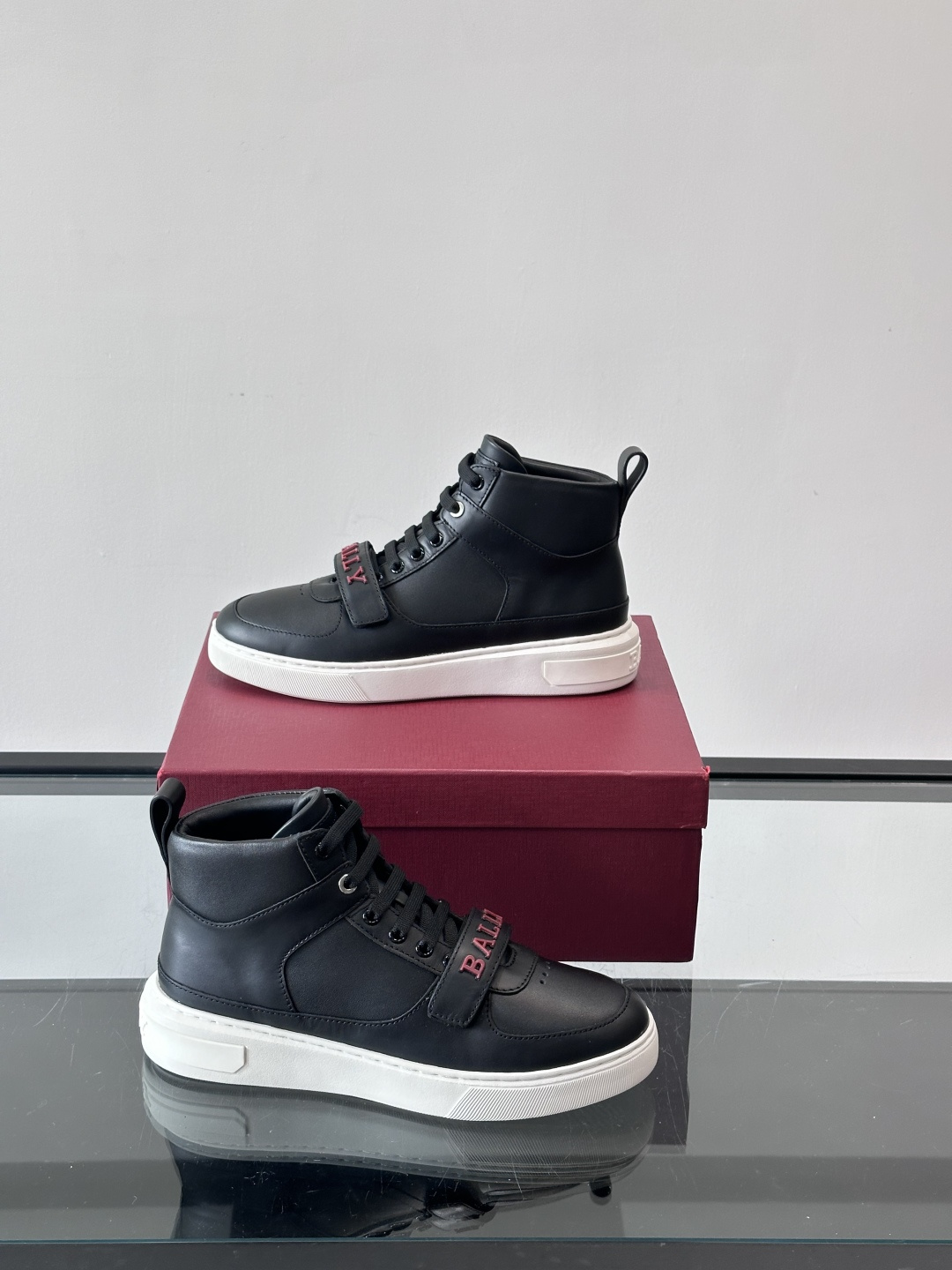 Bally Merryk高帮运动鞋，瑞士奢侈品牌出品，全皮材质，柔软舒适，鞋面简约+字母条带，时尚感满分