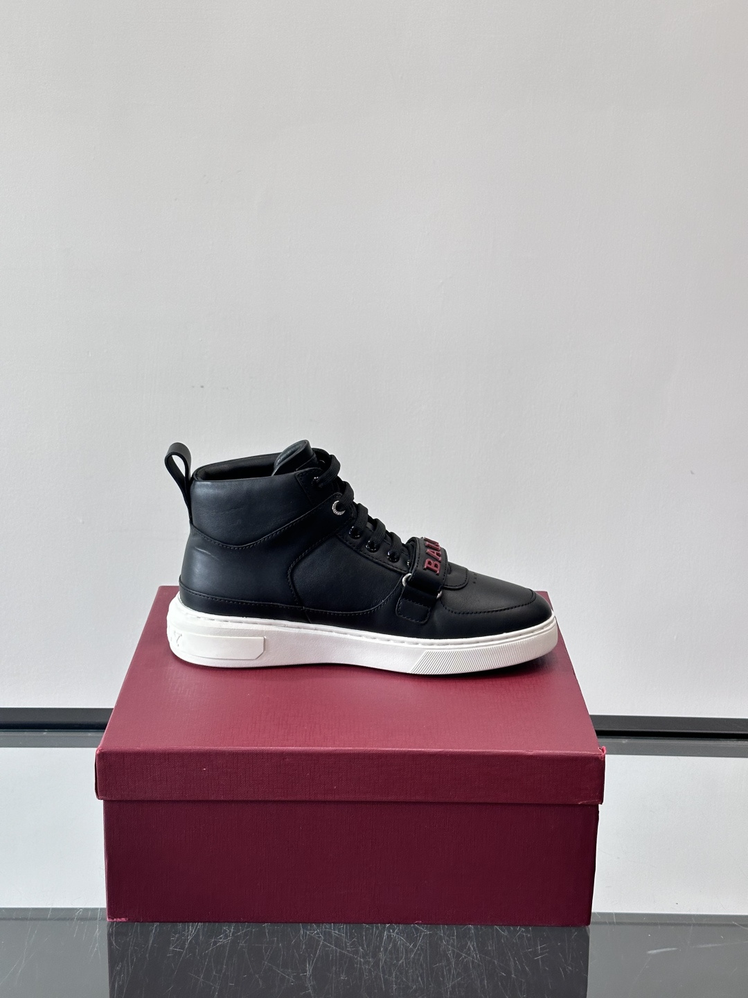 Bally Merryk高帮运动鞋，瑞士奢侈品牌出品，全皮材质，柔软舒适，鞋面简约+字母条带，时尚感满分