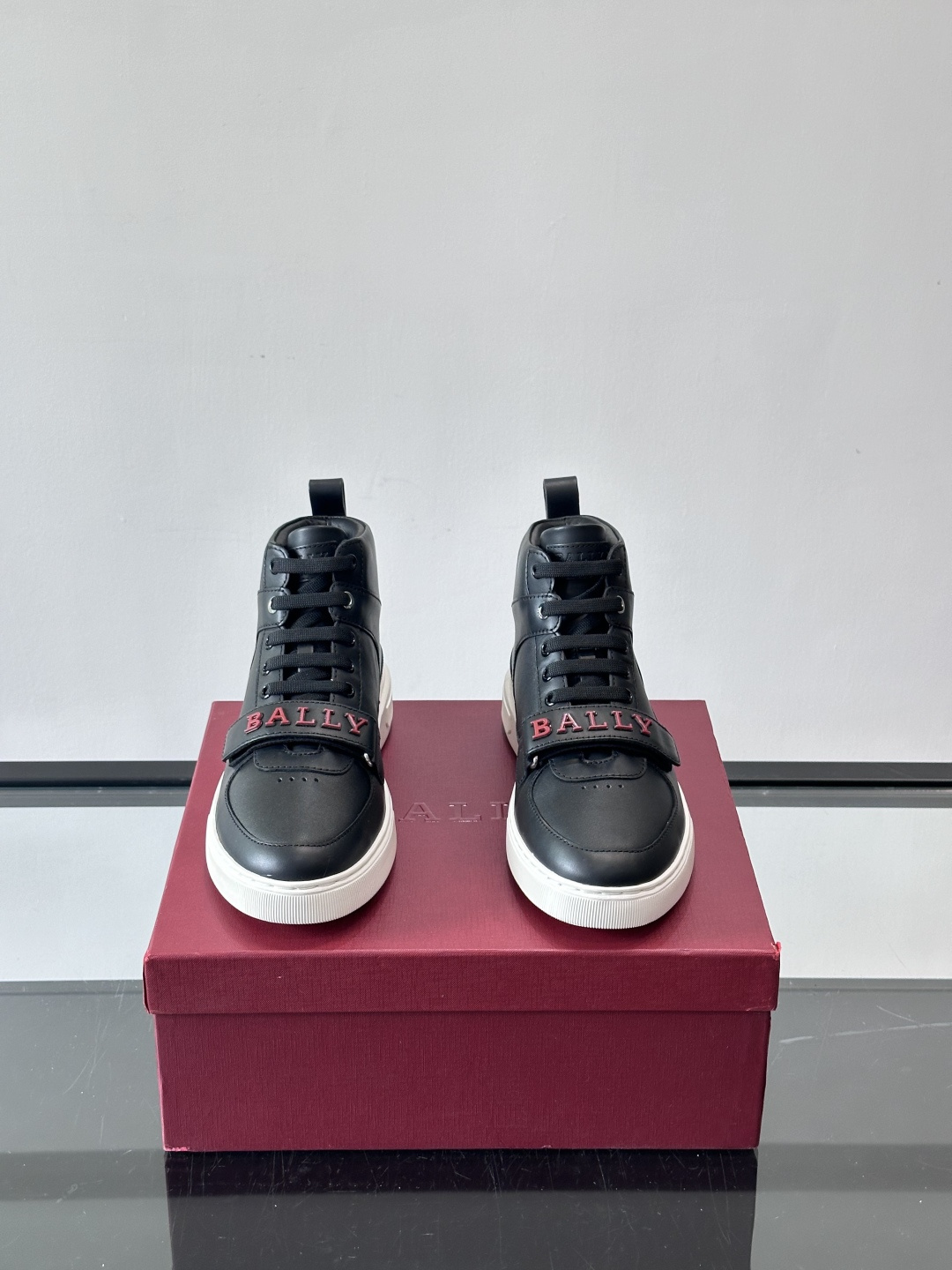 Bally Merryk高帮运动鞋，瑞士奢侈品牌出品，全皮材质，柔软舒适，鞋面简约+字母条带，时尚感满分