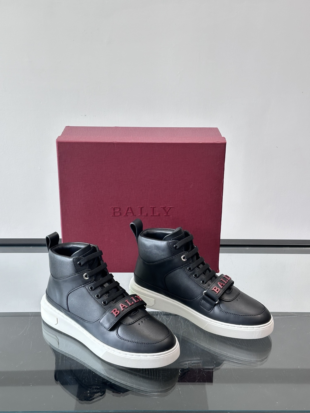 Bally Merryk高帮运动鞋，瑞士奢侈品牌出品，全皮材质，柔软舒适，鞋面简约+字母条带，时尚感满分