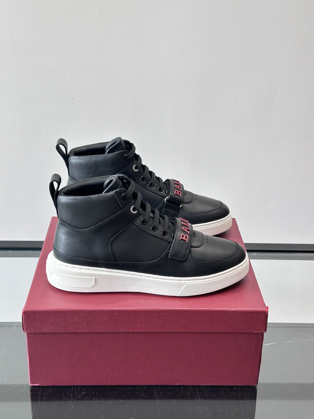 Bally Merryk高帮运动鞋，瑞士奢侈品牌出品，全皮材质，柔软舒适，鞋面简约+字母条带，时尚感满分