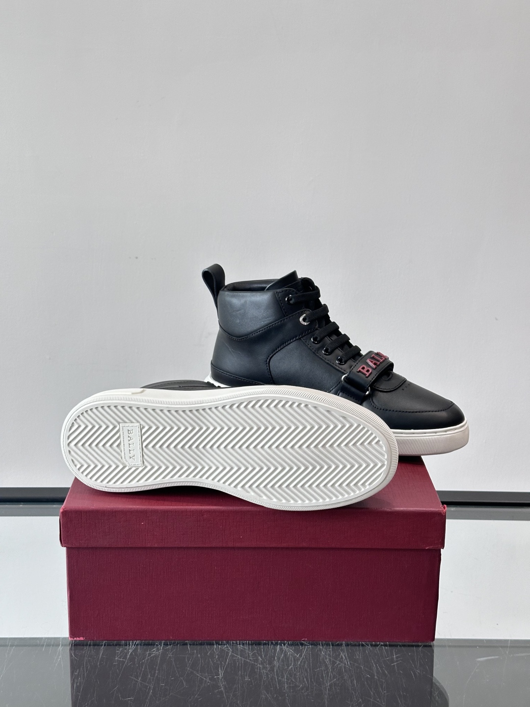 Bally Merryk高帮运动鞋，瑞士奢侈品牌出品，全皮材质，柔软舒适，鞋面简约+字母条带，时尚感满分