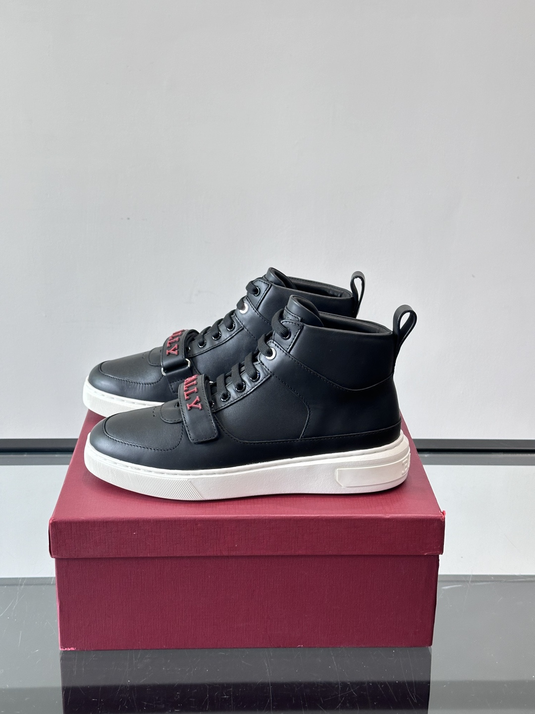 Bally Merryk高帮运动鞋，瑞士奢侈品牌出品，全皮材质，柔软舒适，鞋面简约+字母条带，时尚感满分