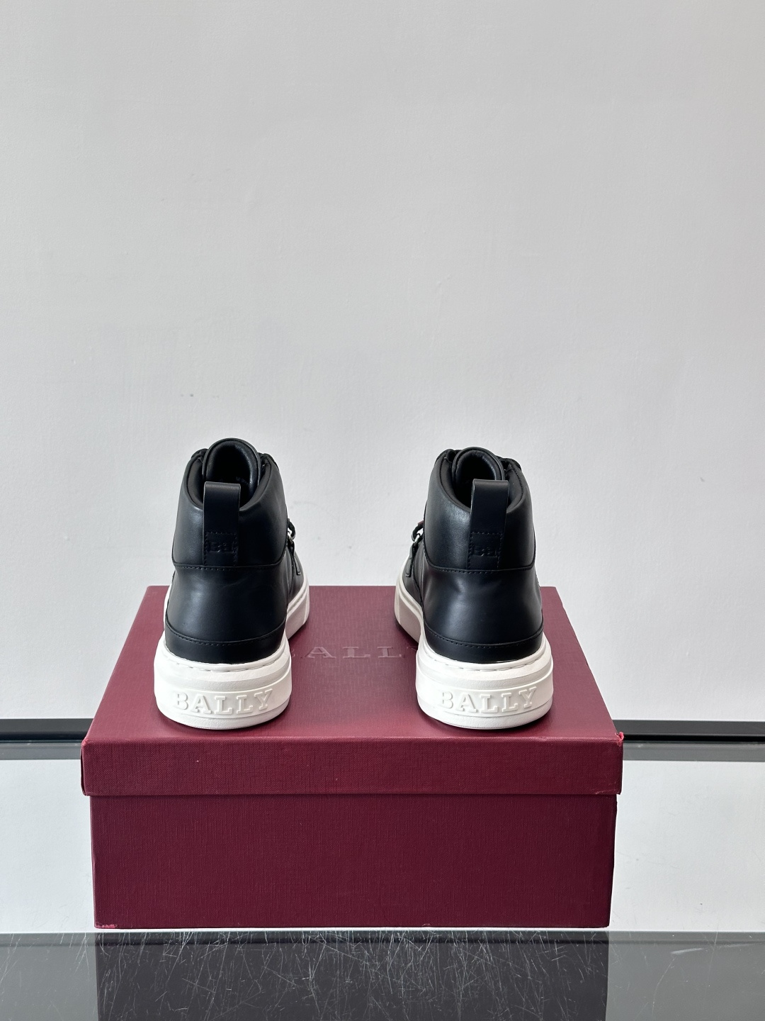 Bally Merryk高帮运动鞋，瑞士奢侈品牌出品，全皮材质，柔软舒适，鞋面简约+字母条带，时尚感满分