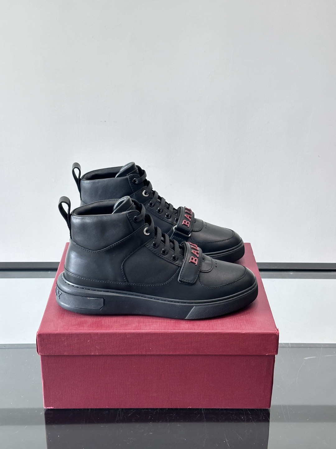 Bally Merryk高帮运动鞋，瑞士奢侈品牌出品，全皮材质，柔软舒适，鞋面简约+字母条带，时尚感满分