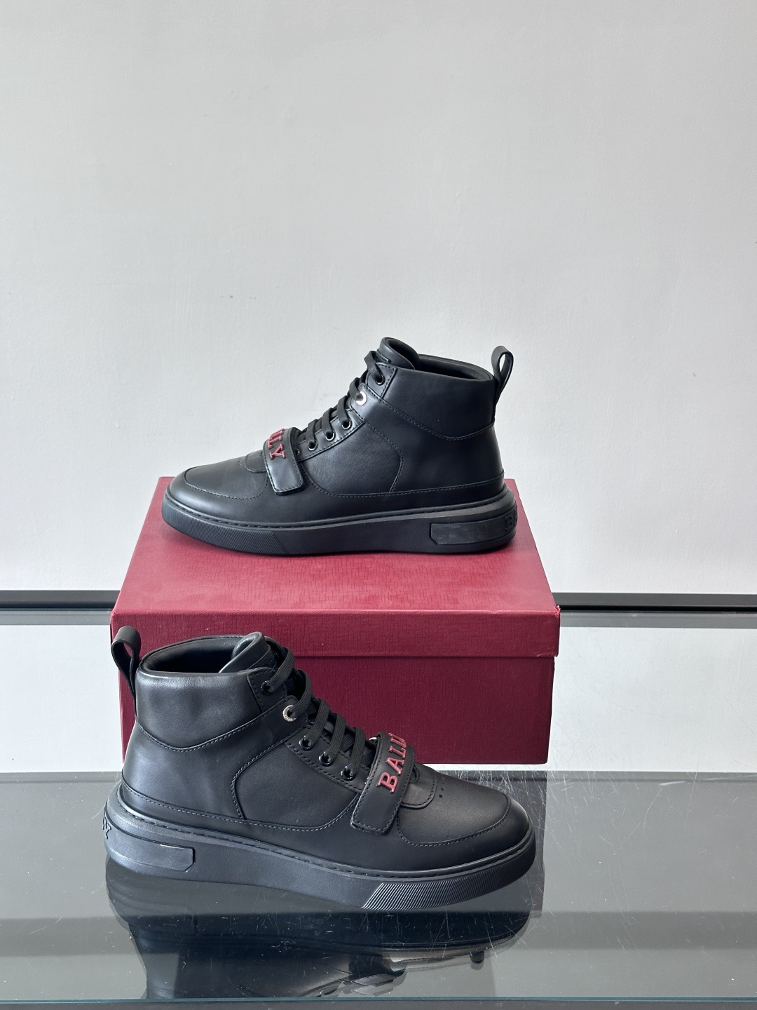 Bally Merryk高帮运动鞋，瑞士奢侈品牌出品，全皮材质，柔软舒适，鞋面简约+字母条带，时尚感满分