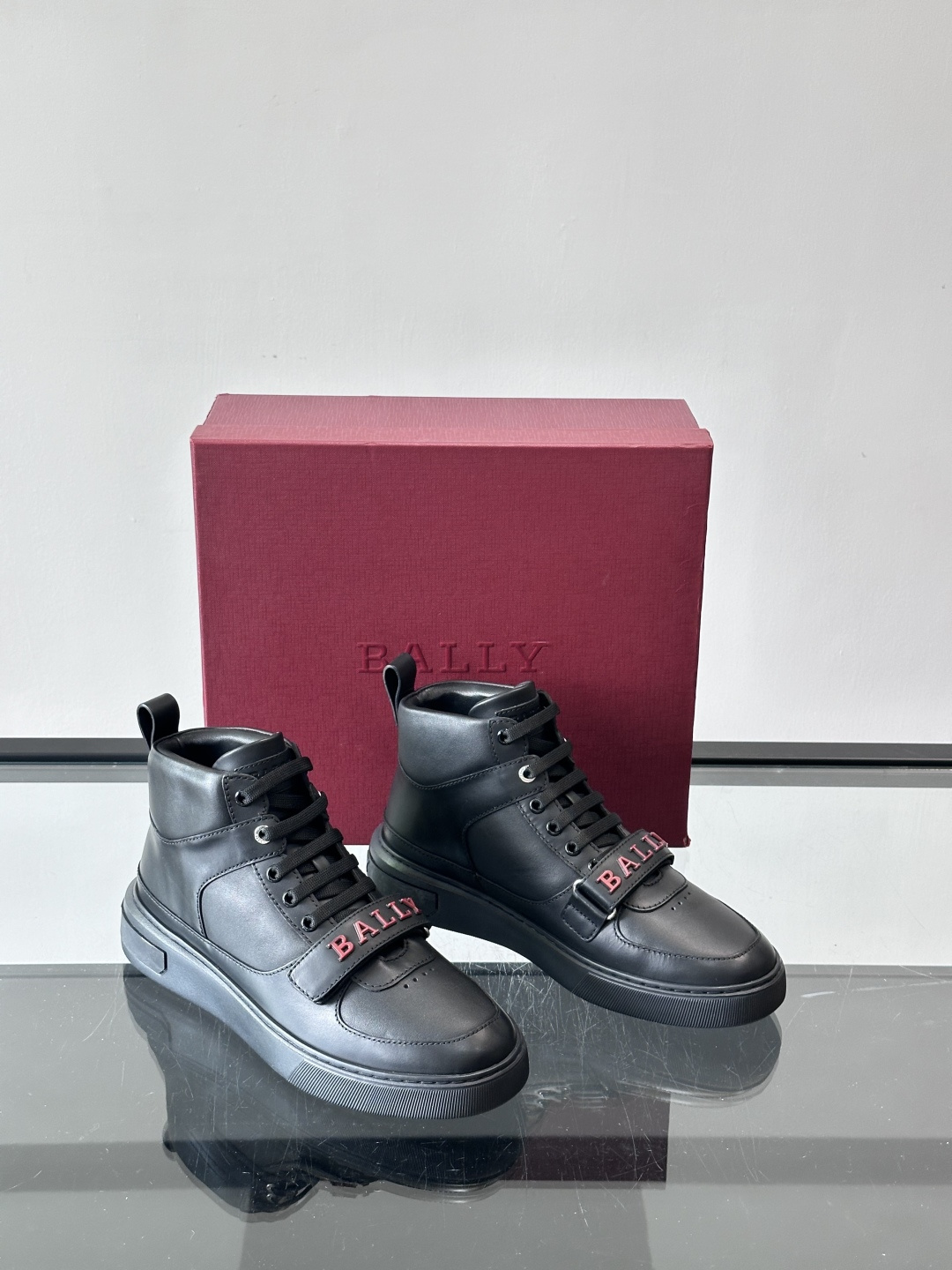 Bally Merryk高帮运动鞋，瑞士奢侈品牌出品，全皮材质，柔软舒适，鞋面简约+字母条带，时尚感满分