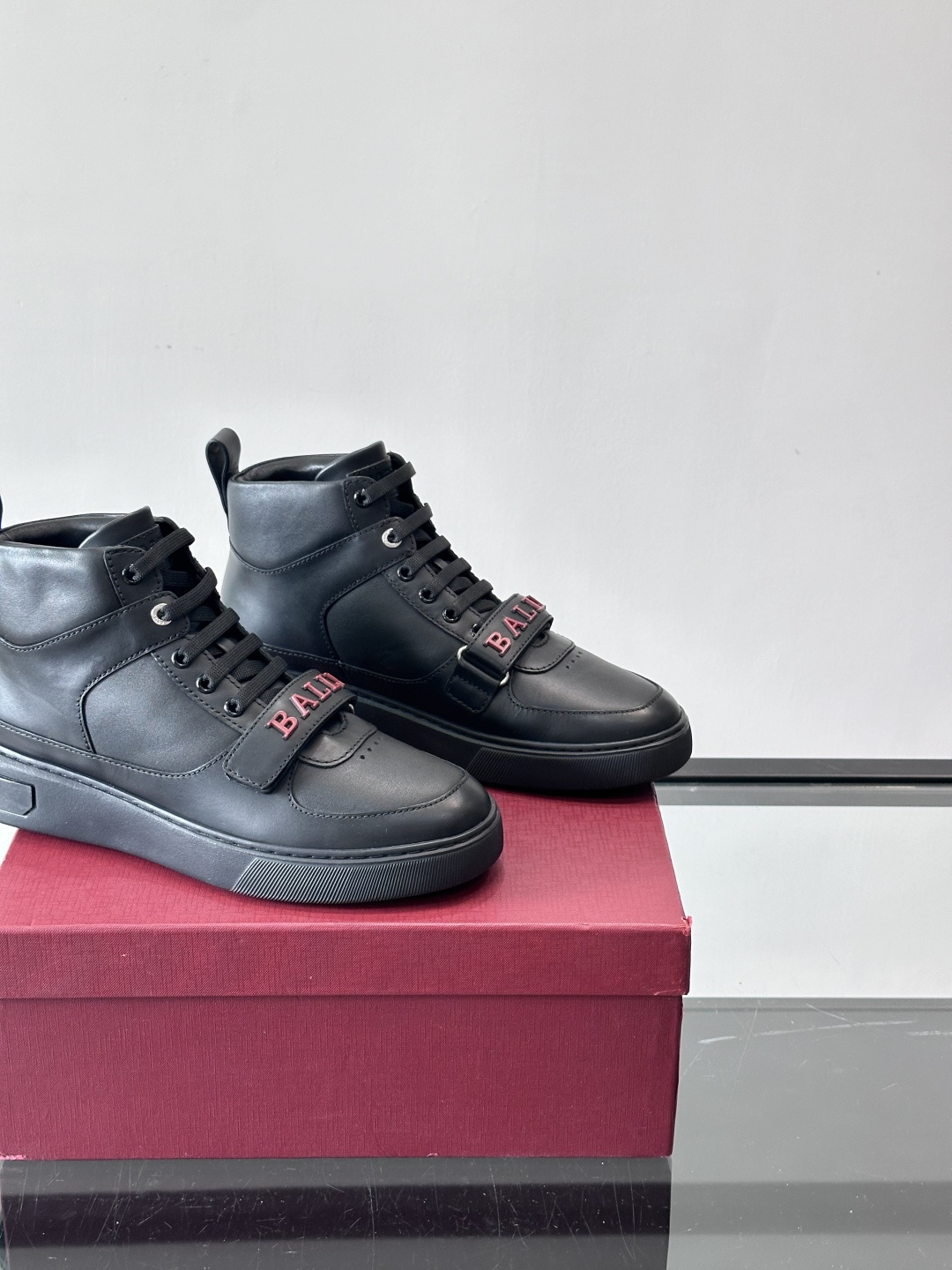 Bally Merryk高帮运动鞋，瑞士奢侈品牌出品，全皮材质，柔软舒适，鞋面简约+字母条带，时尚感满分